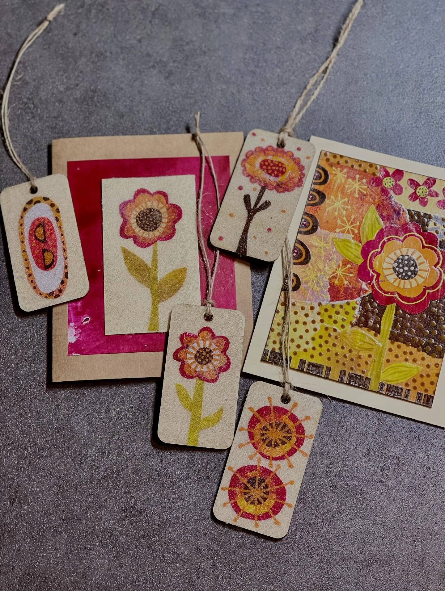 I had so much fun with this Fodder Challenge @fodder.school 5 retro project by @soozrossiter ! I went miniature with these tiny wooden tags and completely fell in love with Golden Glass Bead Gel. I thought the tags would look cute with coordinating c