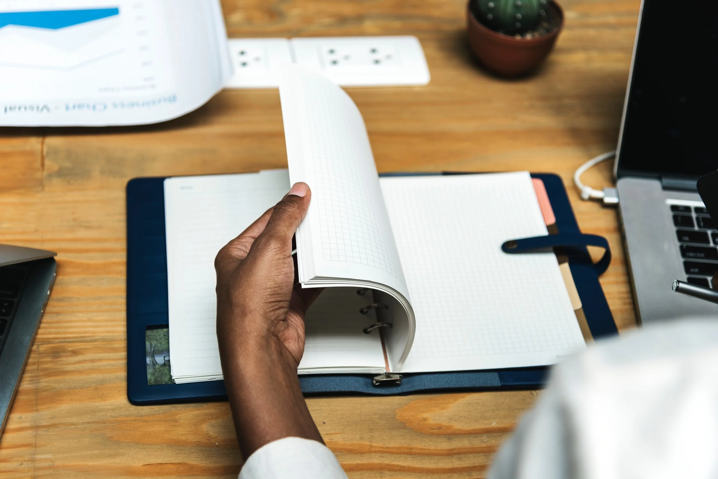 blank-busy-desk-1559110.jpg