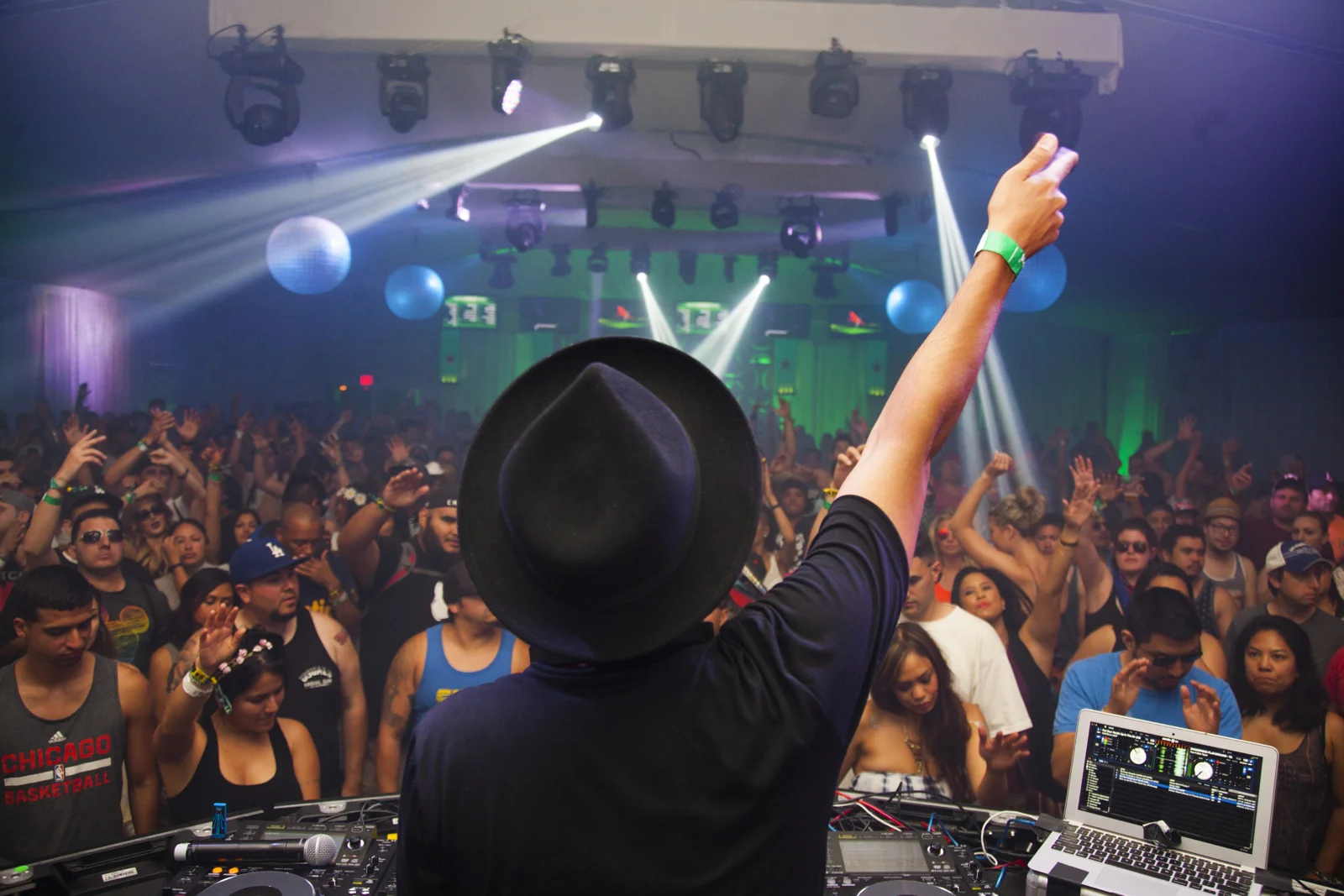 85d16d0888f97600-viceheinekenhouse2.jpg