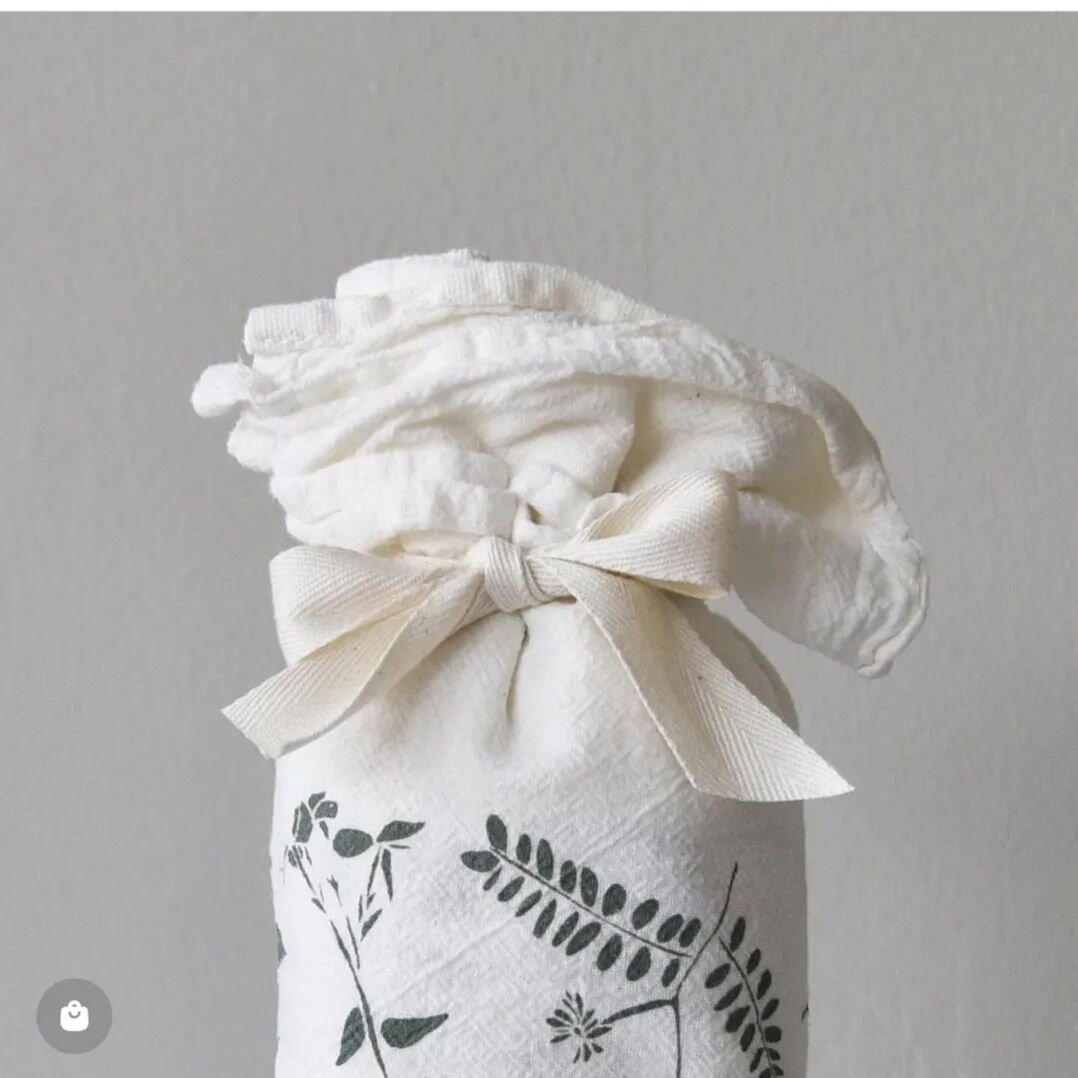 What a lovely, eco-friendly idea from our @juneanddecember line. Love how these happy tea towels dress up a bottle of vino or olive oil for a perfect host/hostess gift! 

We've got several beautiful gift options for you in our shop, available this Sa