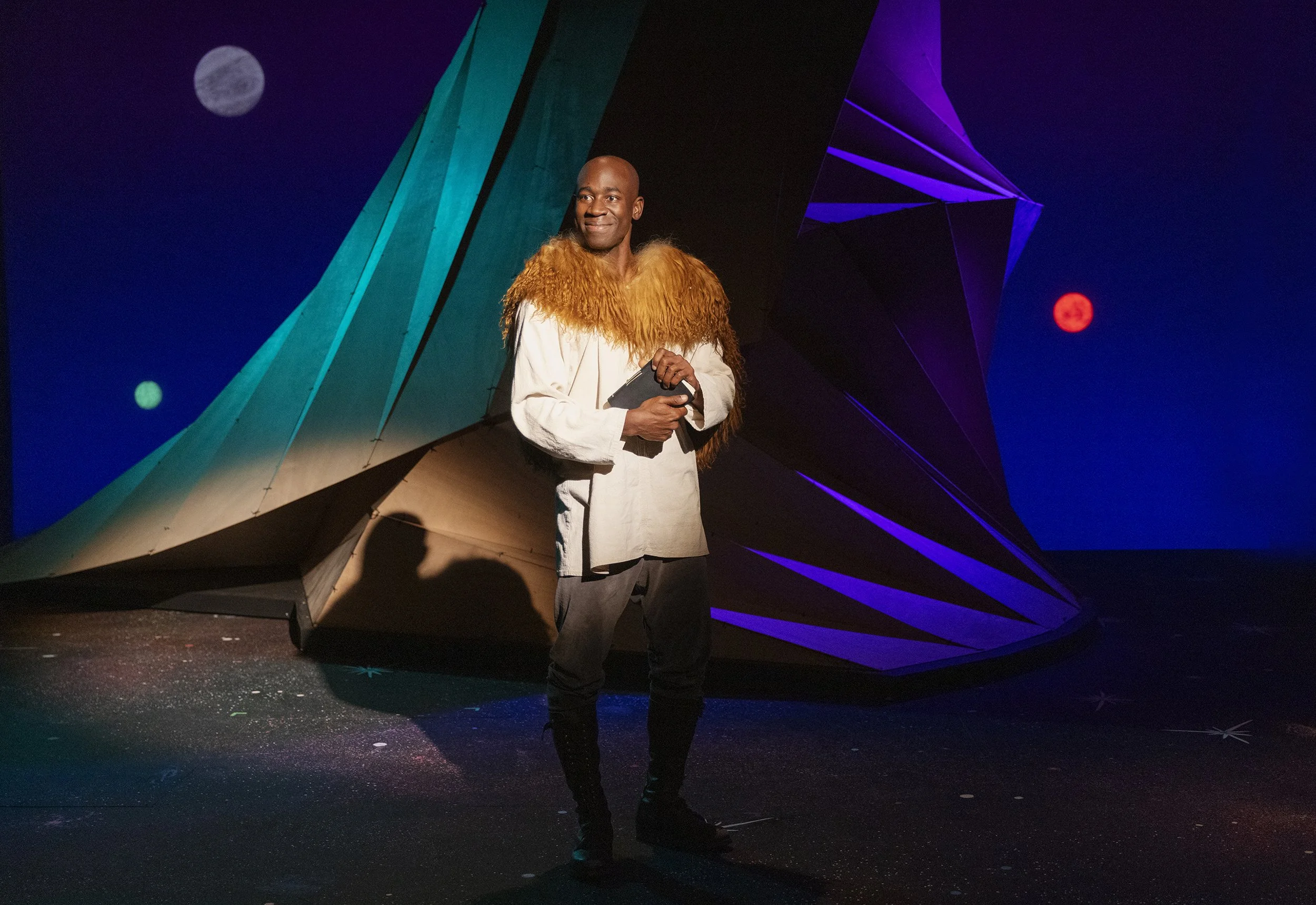 prod1902 — The Rogue Theatre, image size:2500x1719