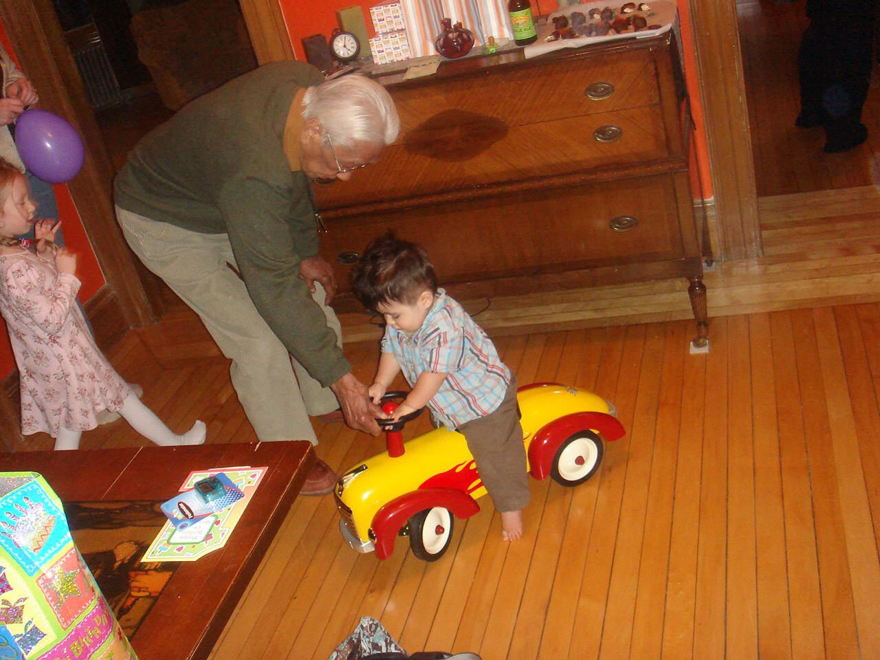 Party's over, but Dad shows Jin the horn on his new push car.