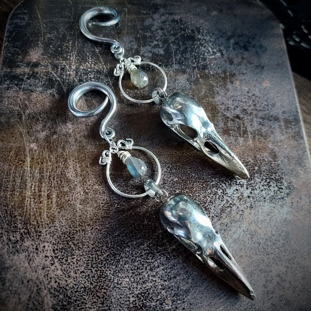RavenHangers3.jpg