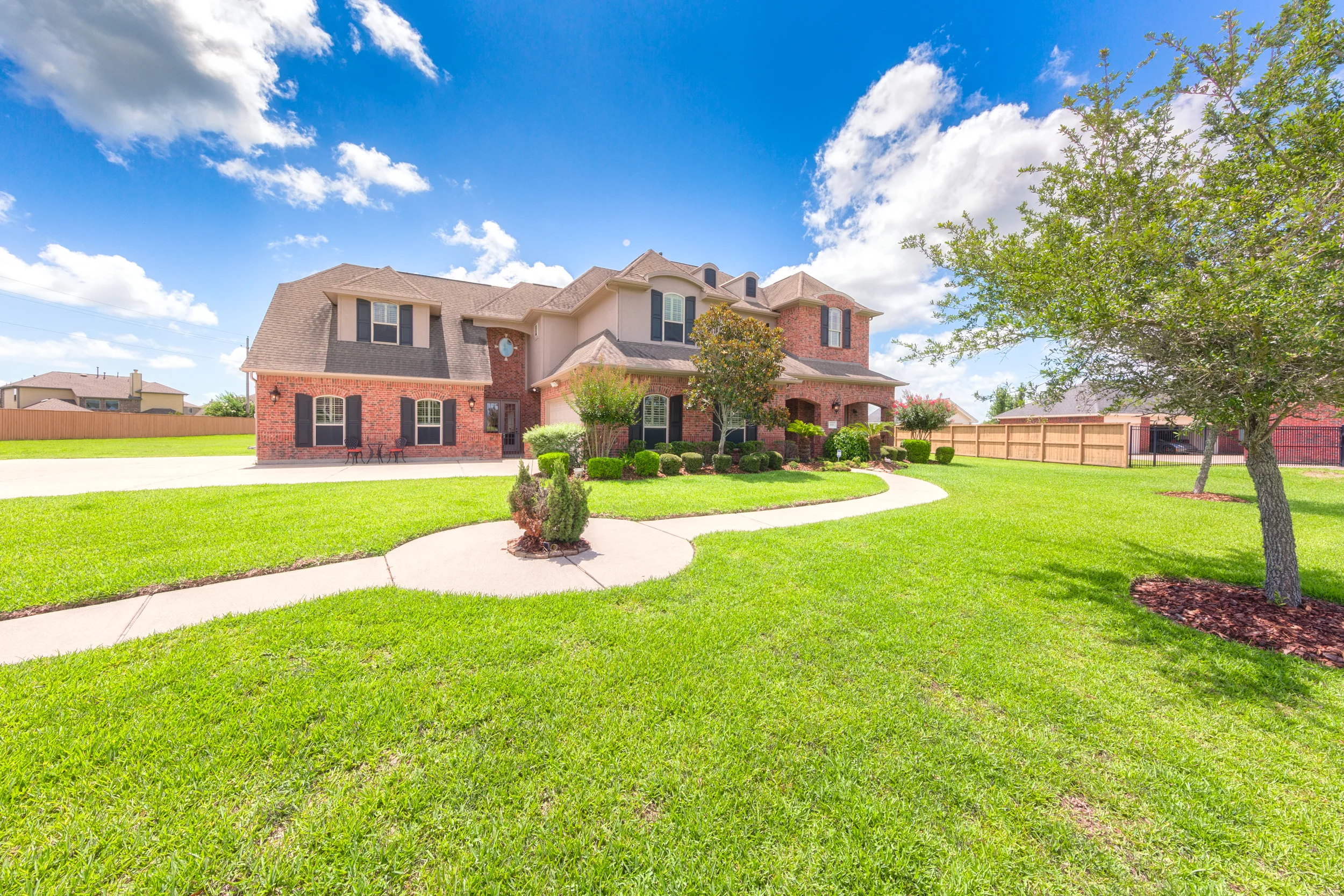 hauspics real estate photography front exterior kansas jorge duarte