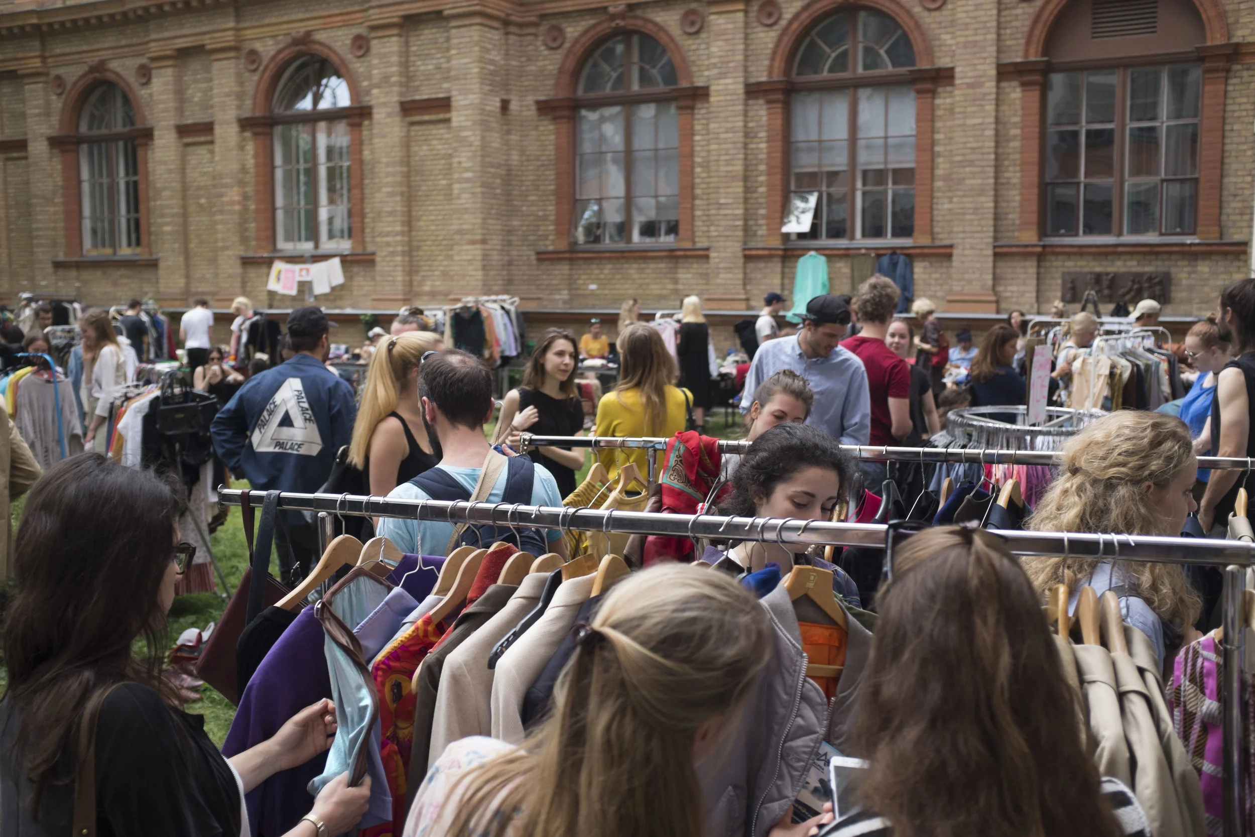The participation, usually of 30 to 40 sellers, was free of charge. The markets were always accompanied by DJs, drinks, food and lots of guests.