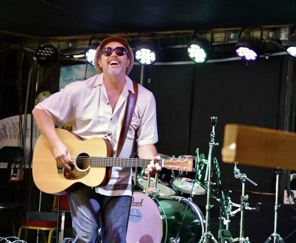 At a bar straddling states, music that unites