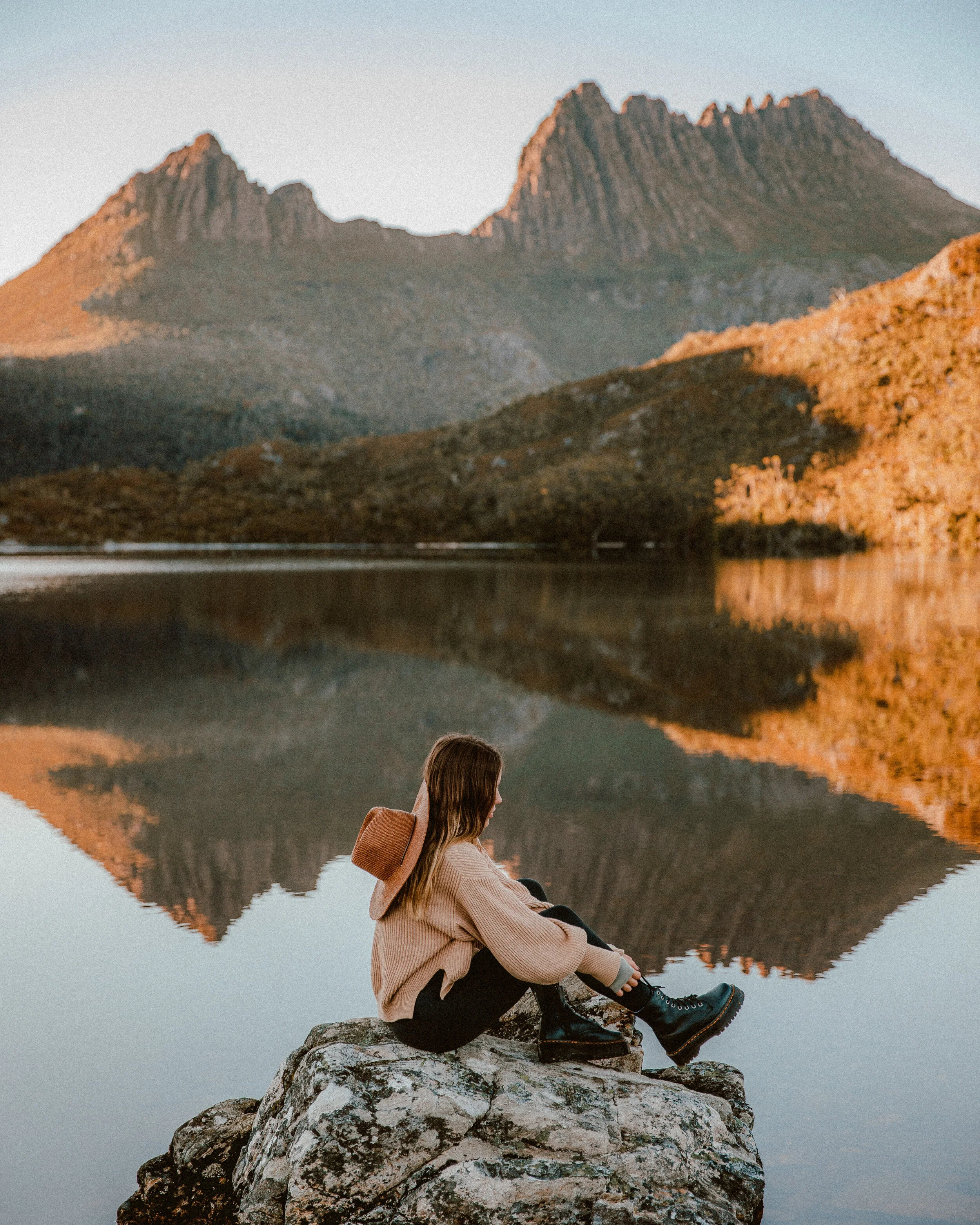 Cradle Mountain Tasmania. Get a list of the most beautiful places in Tasmania Australia including the best beaches in Tasmania, the best places to stay in Tasmania, and the best photo spots in Tasmania. #tasmania | most instagrammable places in Tasm…