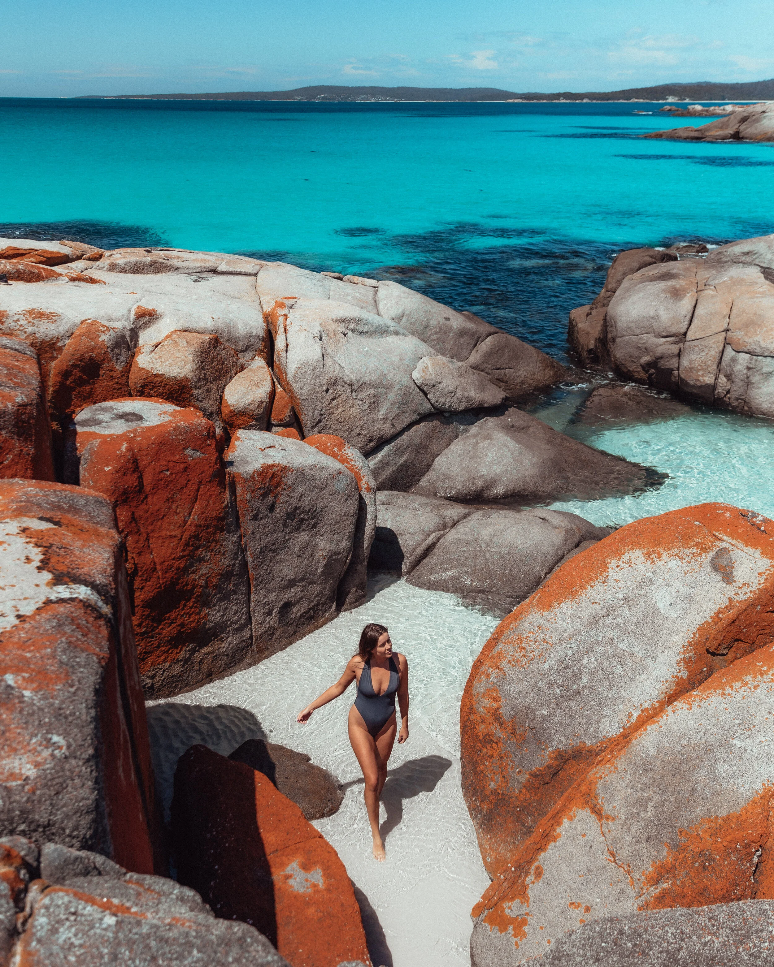 Bay of Fires Tasmania. Get a list of the most beautiful places in Tasmania Australia including the best beaches in Tasmania, the best places to stay in Tasmania, and the best photo spots in Tasmania. #tasmania | most instagrammable places in Tasmani…