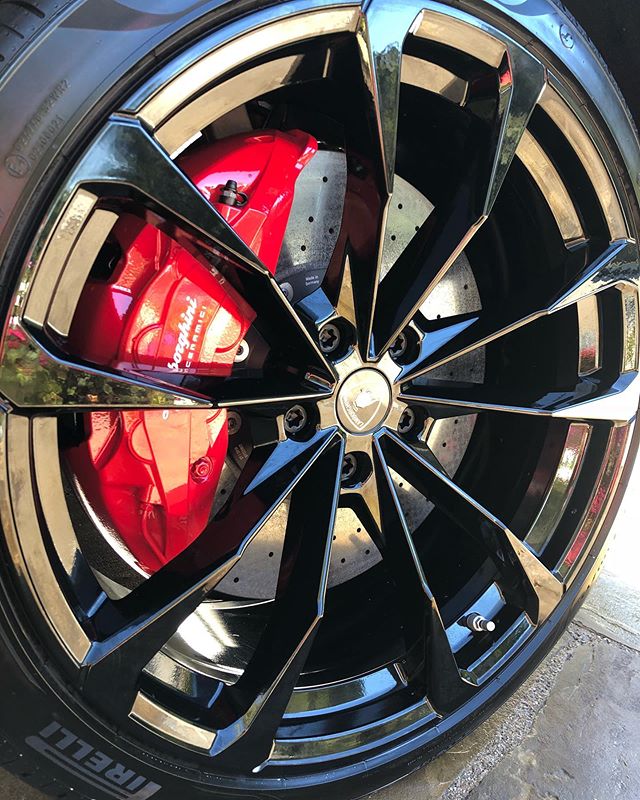The Lamborghini Urus has the biggest break rotors ever seen in a production vehicle on planet earth! At the front, it has been equipped with giant 440mm carbon ceramic discs with 10 piston calipers while the rear axle is fitted with 370mm carbon  cer