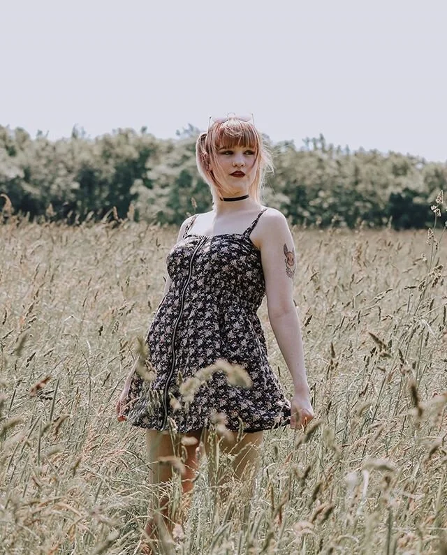 ✨ Who&rsquo;s been on a socially distanced photoshoot with a pal recently? We LOVE this shot that @shannonjo_photography took in Durham! Wheat fields make the perfect backdrop for a summer&rsquo;s shoot🌾👏🏼📸 Tag #TheSnapshotClub to be featured.