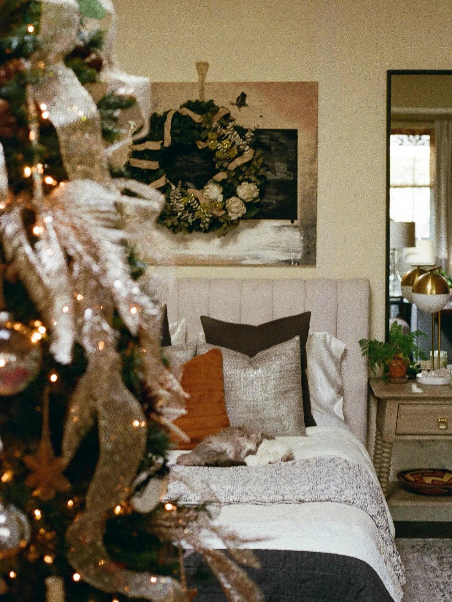Vintage holiday charm 🌲 
.
Taken with my Dad&rsquo;s Cannon 35mm
#hallmarkholiday #holidaydecor #curatorofhome