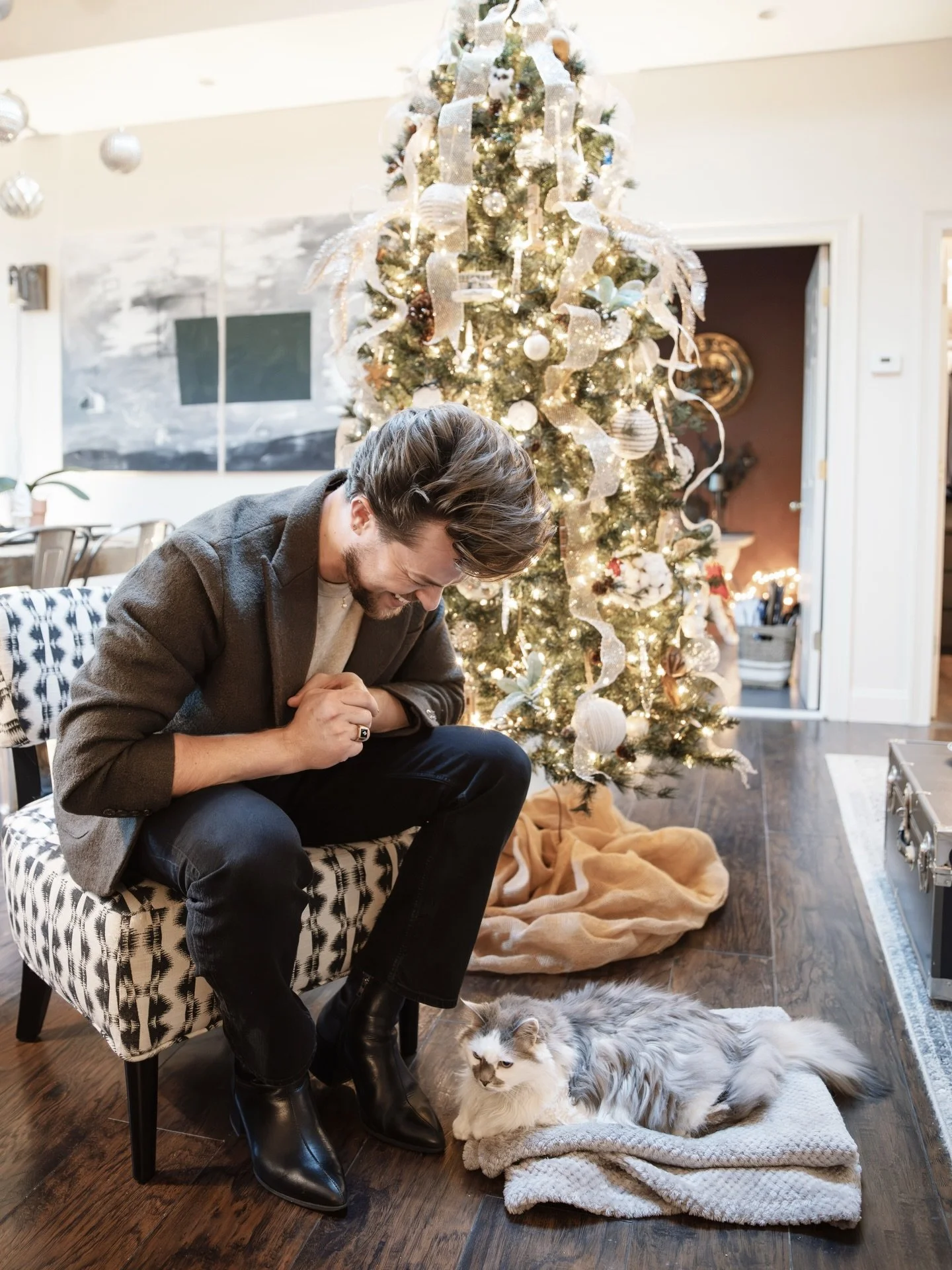 Happy Holiday Eve ✨ Grateful for this little corner of the internet. Wishing everyone a warm holiday.
.
#holidaywishes #holidayeve #holidaydesign #curatorofhome #williamlyondesigns 
Photograph by @ashhh.cakes