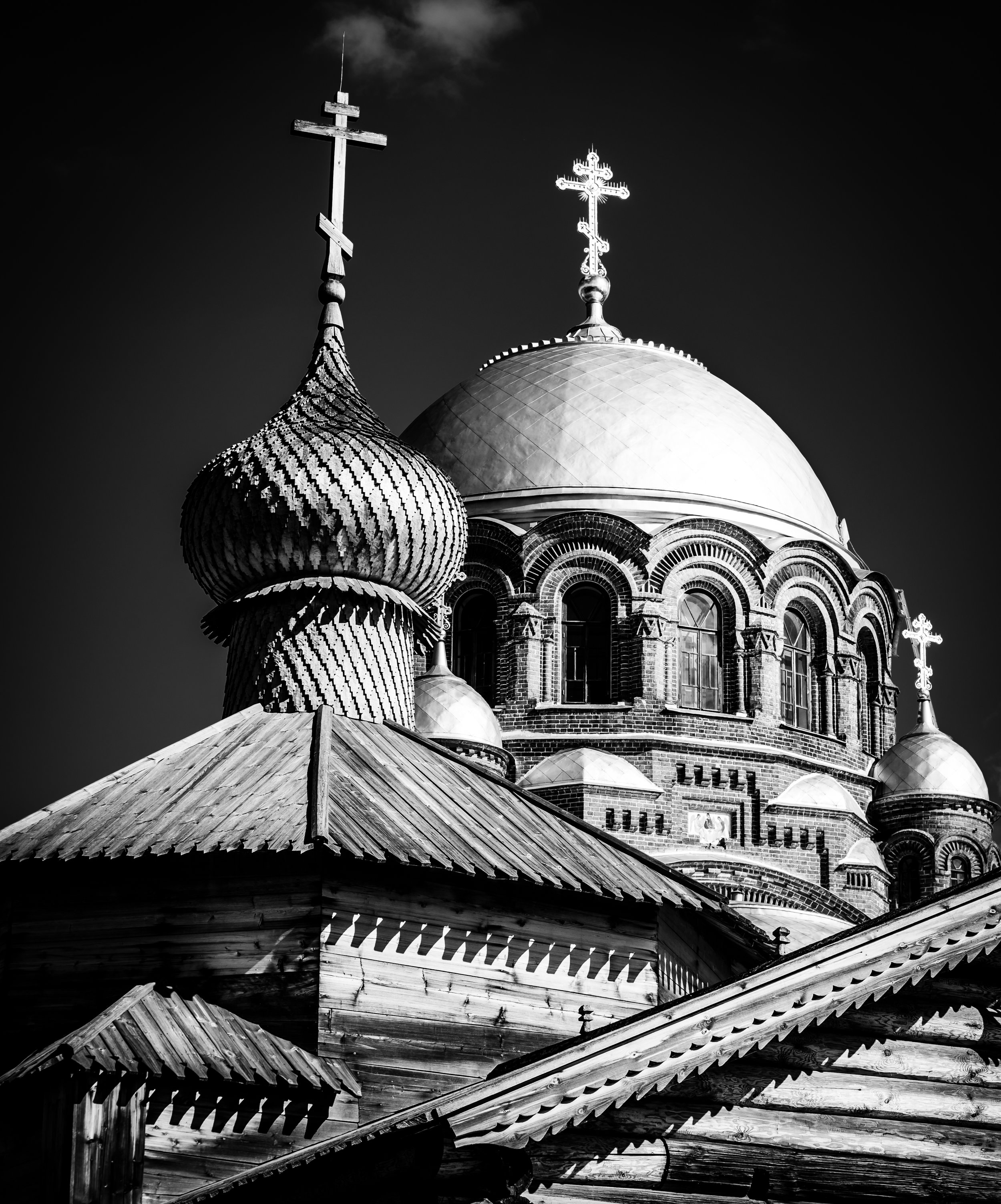 Sviyazhsk church tops.jpg