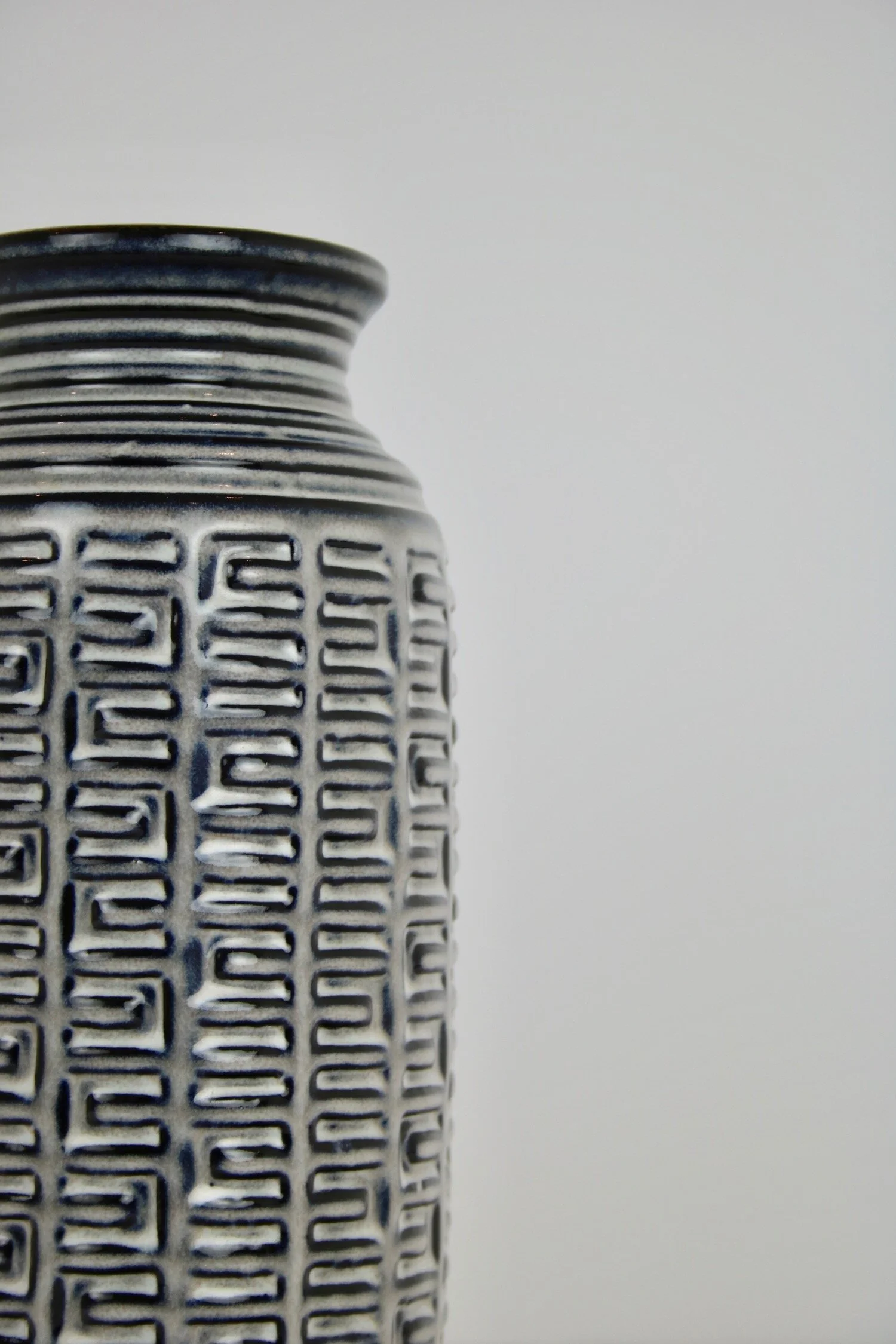 Carstens vase with geometric pattern H29