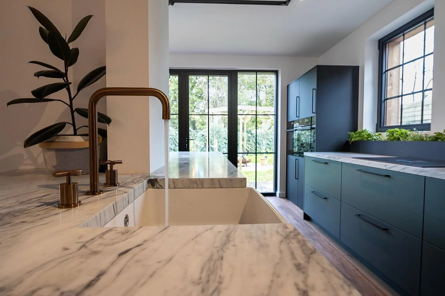 Been working on some kitchen designs these past weeks and so a little throwback to one of my favorite kitchen renos of the last years seems to provide the right inspiration again ✌🏻 

#kitchen #keuken #marblecountertops #marbledesign #copper #copper