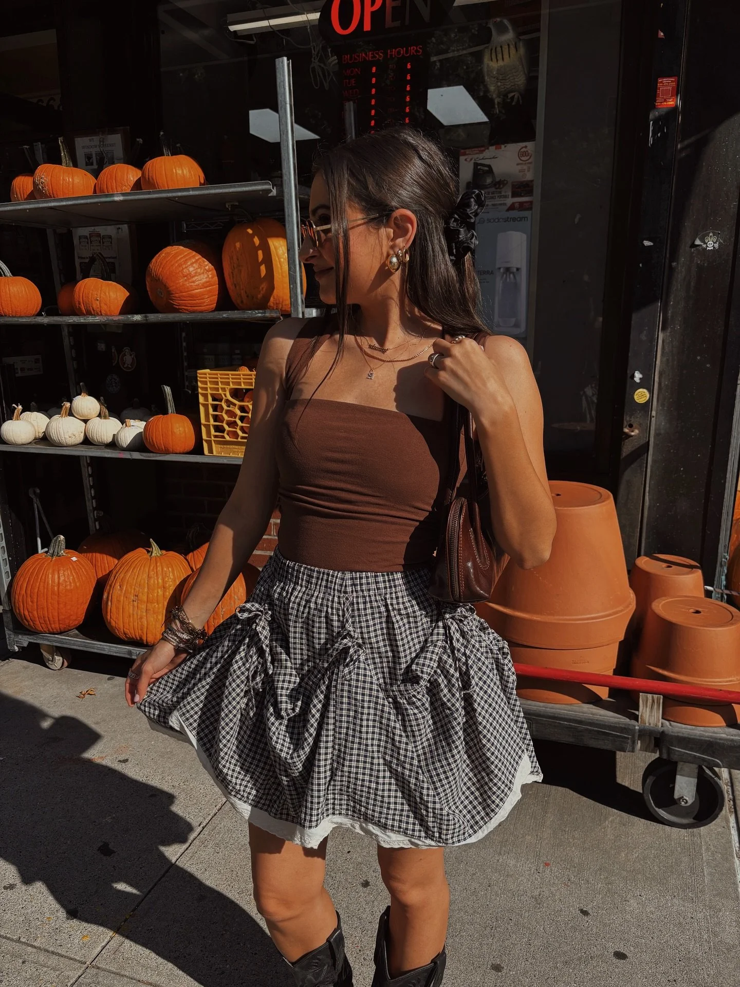 how ya doin&rsquo; pumpkin 🤎🪩🎃🍂💫✨ #KILLERQUEEN 
&bull;
&bull;
&bull;
&bull;
&bull;
&bull;
&bull;
&bull;
#pumpkinpatch #pumpkinszn #spookyszn #fall2025 #pumpkinvibes #fallfashion #falltrends #fallvibes #falldecor