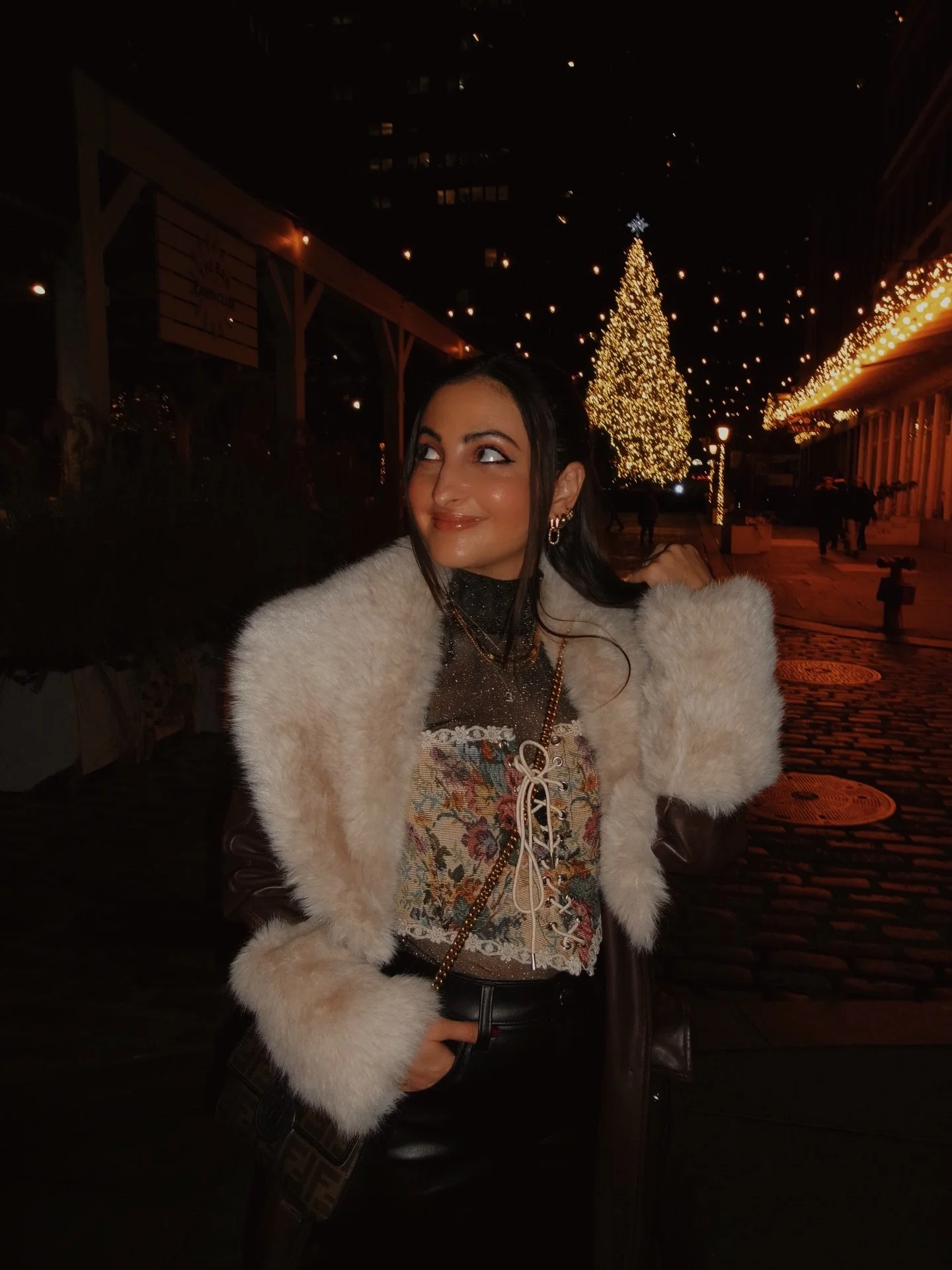 a wicked wknd ✖️🤎🍂🎞️🧪💫✨ #KILLERQUEEN 
&bull;
&bull;
&bull;
&bull;
&bull;
&bull;
&bull;
&bull;
#nycblogger #nycoutfitideas #falloutfits #fall2025 #falloutfitinspiration #holidayoutfits #holidayoutfitideas #fallfashioninspo