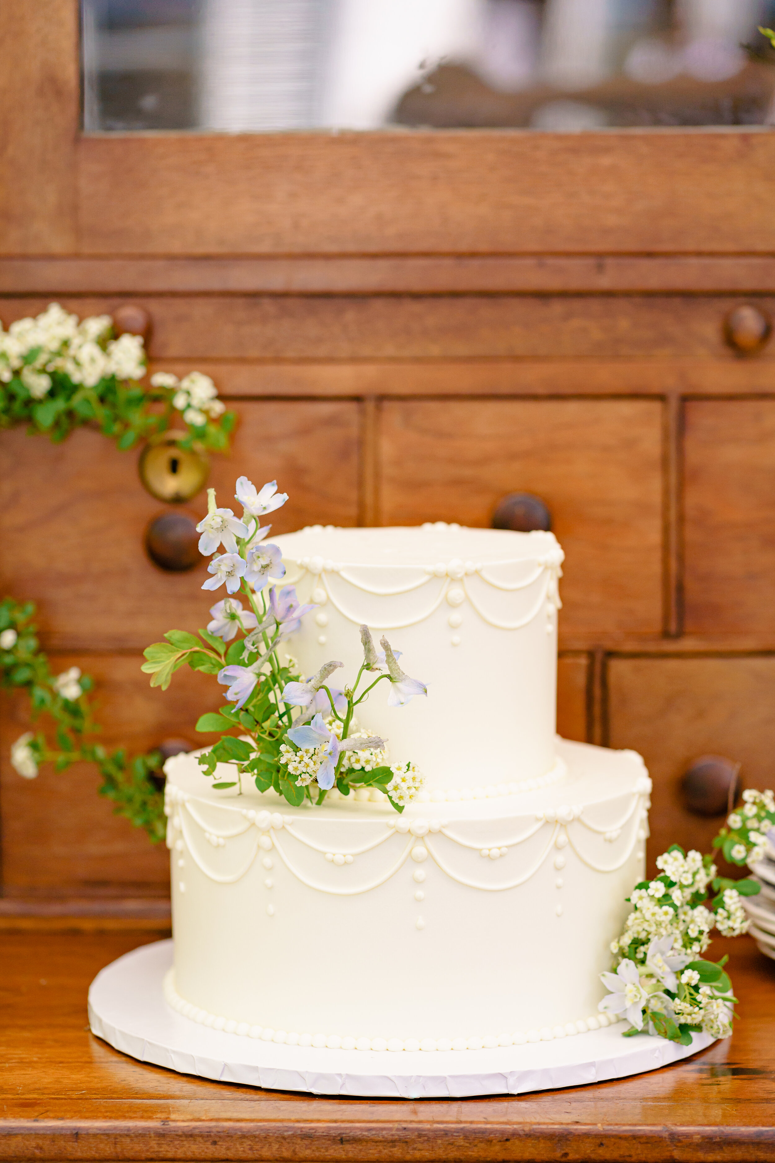 Classic wedding cake designed by Luna Cake Shop