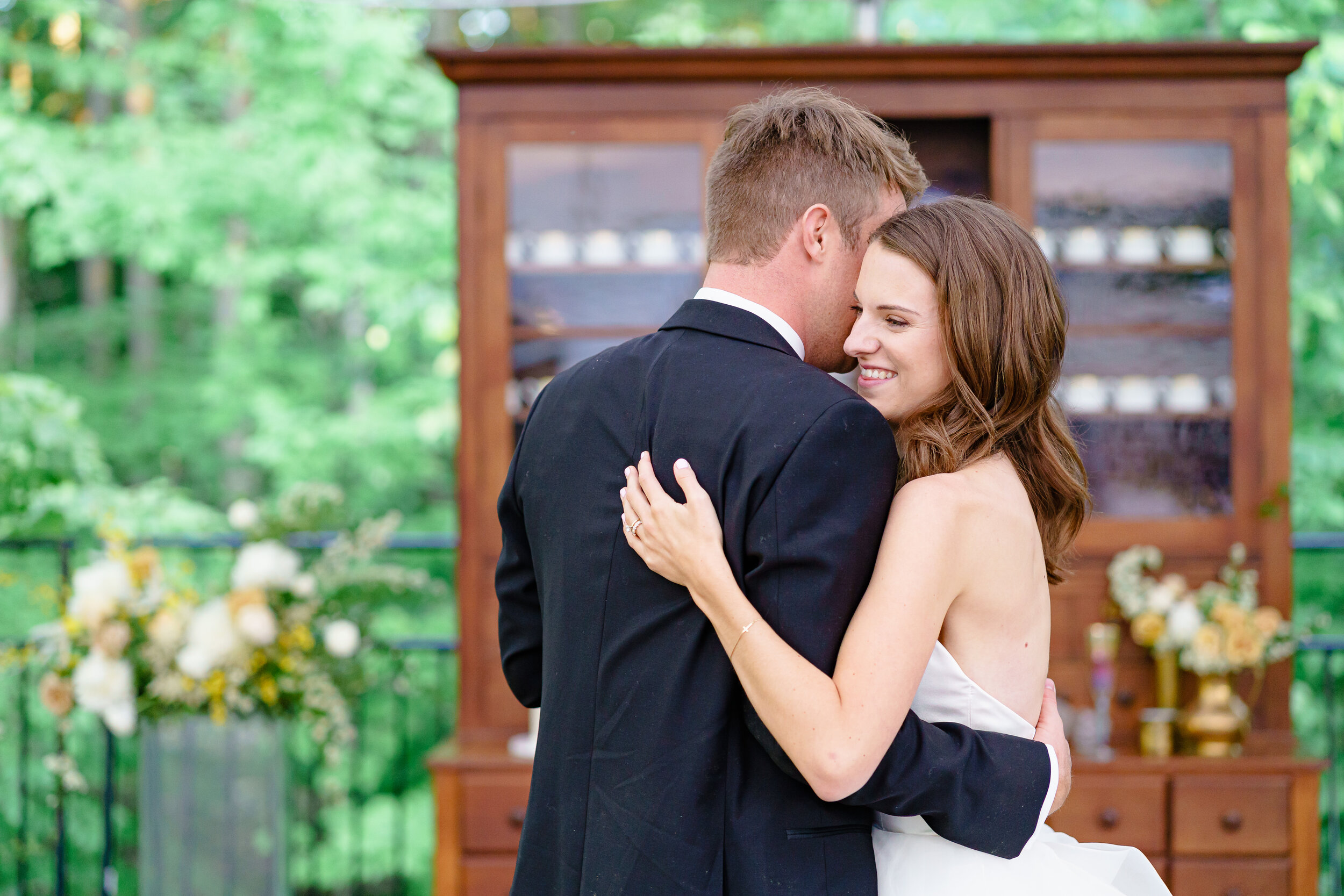 Classic newly weds sharing a first dance 