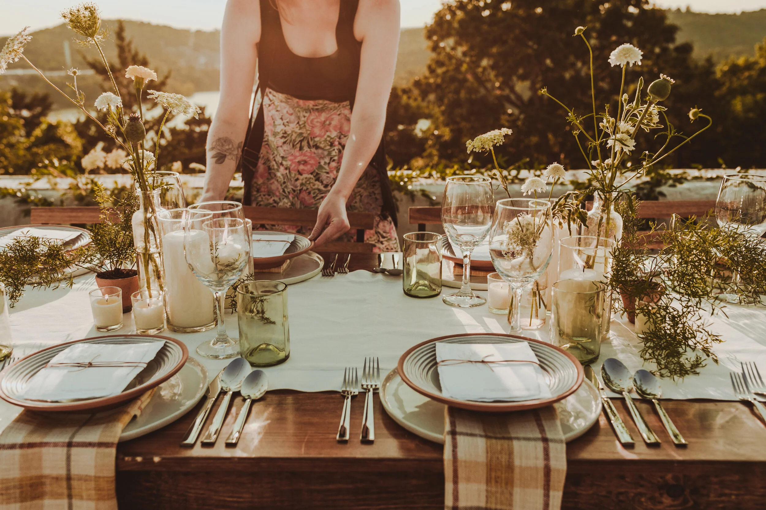 Minimal and Textured Tablescape Designed and Styled by Wildly Collective, Inspired by the Nostalgia of Picnics in a Meadow. The Wild and Relaxed Floral Arrangements are all Seasonal Florals and Locally Sources, Designed using the most Sustainable Fl…