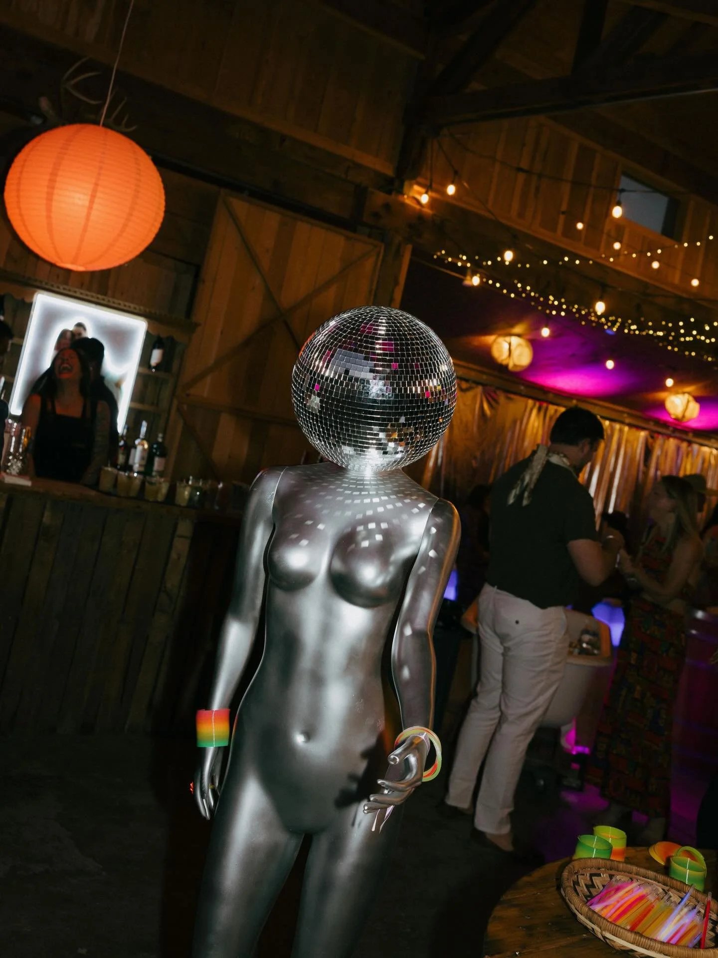 The one that felt more music festival than wedding, just as D+P envisioned! &ldquo;Disco Lady&rdquo; (photo 1, as we lovingly called her) and a surprise performance by Daft Punk were the hits of the night. We will never forget this one! 💫🪩

Plannin