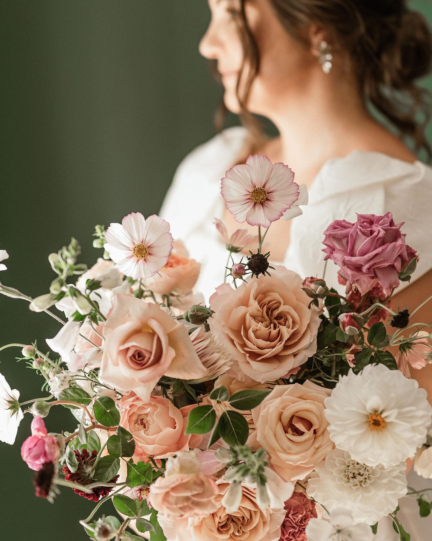 Anais &amp; Eben&rsquo;s romantic wedding was pure perfection! 🍃 Their day was filled with personal details and loads of fun, just like her beautiful bouquet. It featured gorgeous garden roses, whimsical cosmos, and loads more seasonal florals.

Don