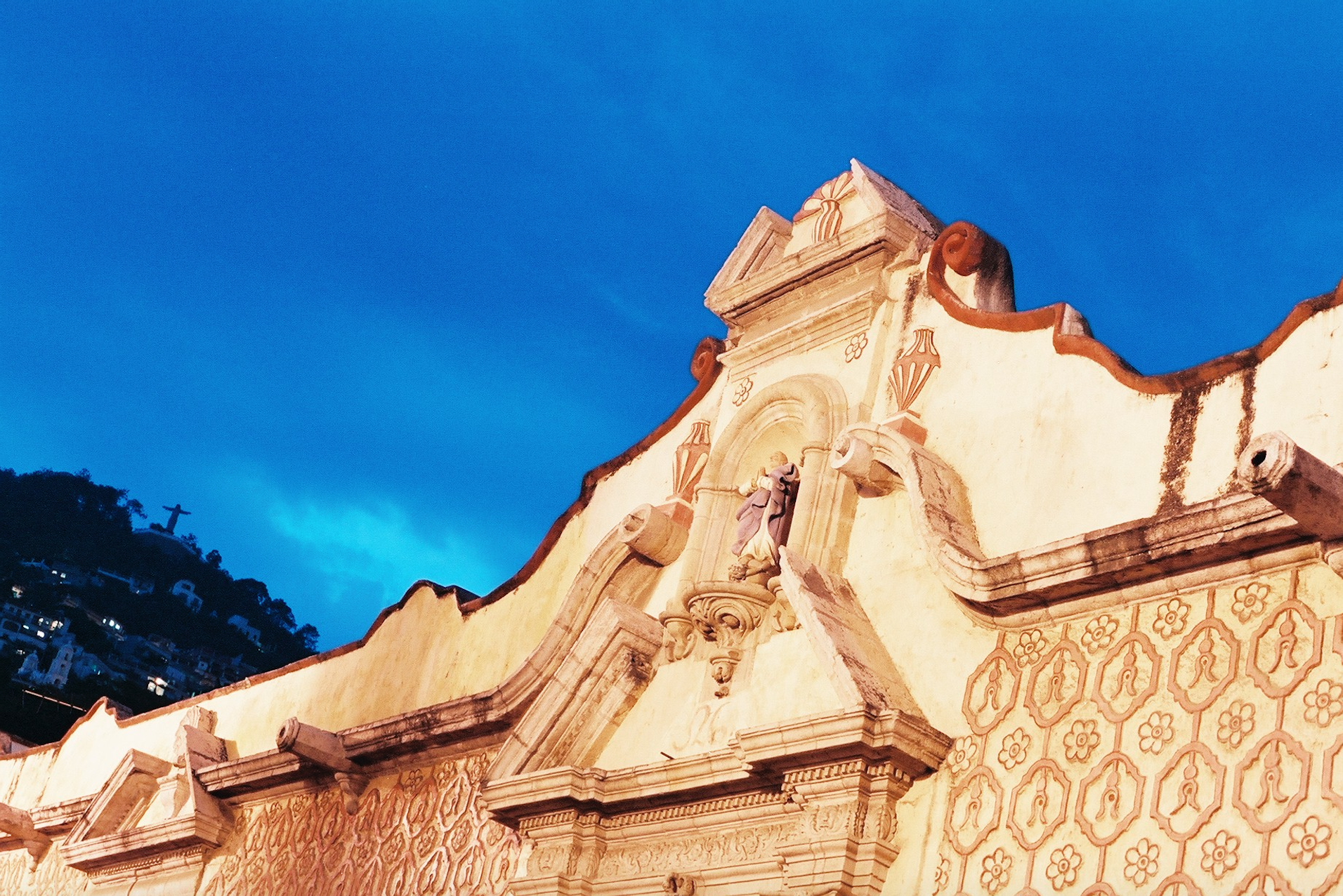 cielo azul en taxco.jpg