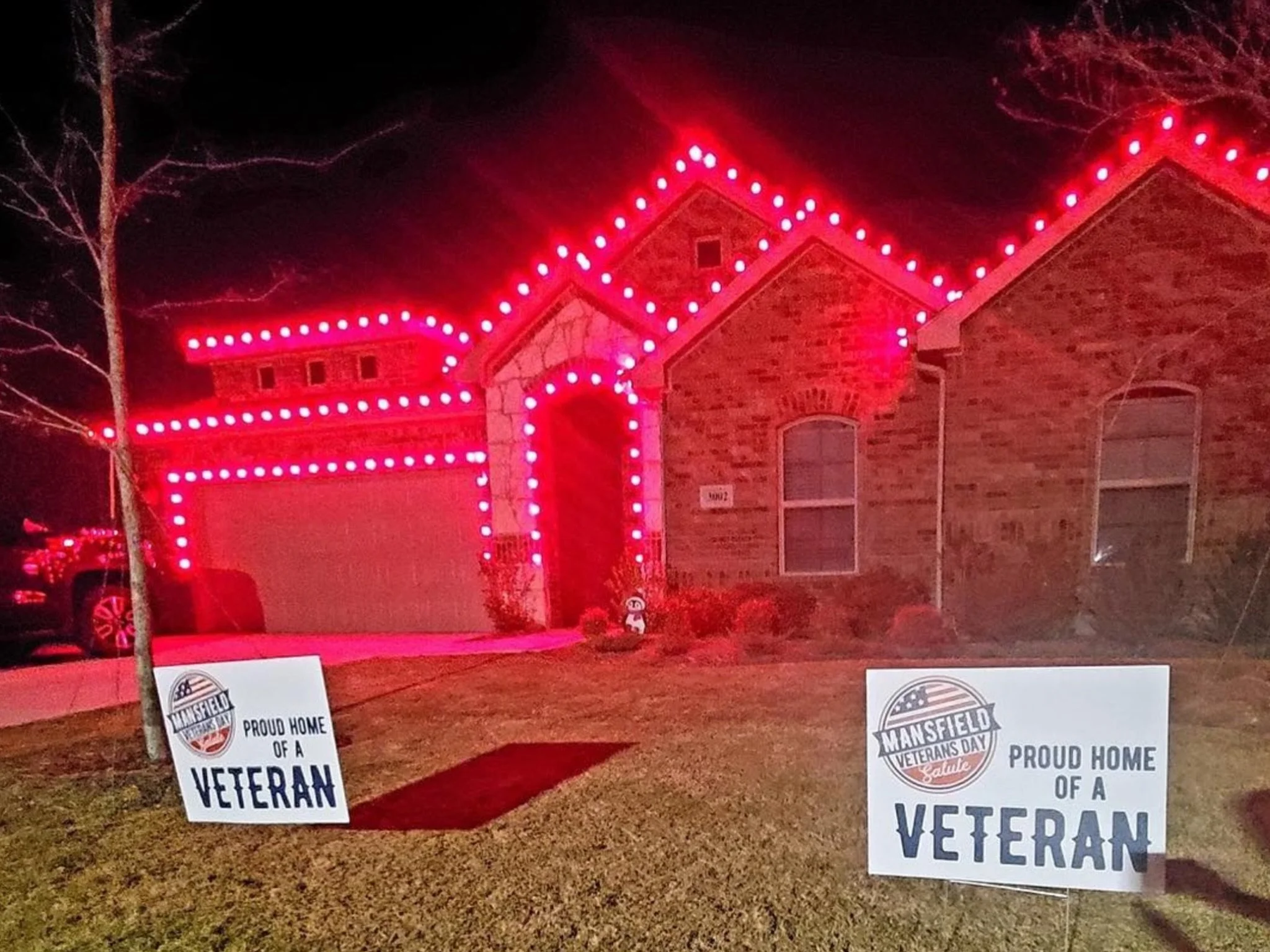 🎄✨ It&rsquo;s beginning to look a lot like Christmas&hellip; in North Texas!

Warm white or bold &amp; colorful? ❤️🤍 No matter your holiday style, Leatherneck Landscaping is ready to make your home shine this season!

Don&rsquo;t wait until the hol
