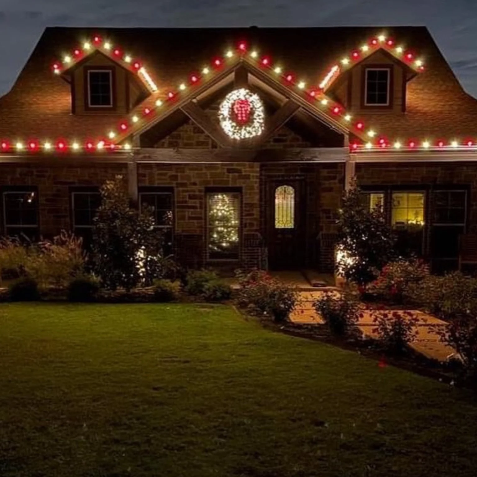 It&rsquo;s beginning to look a lot like&hellip; time to book your Christmas lights! 🎄✨

Whether you love classic warm whites or bold, colorful displays, let us bring your holiday vision to life!

Skip the ladders and tangled lights this year. We&rsq
