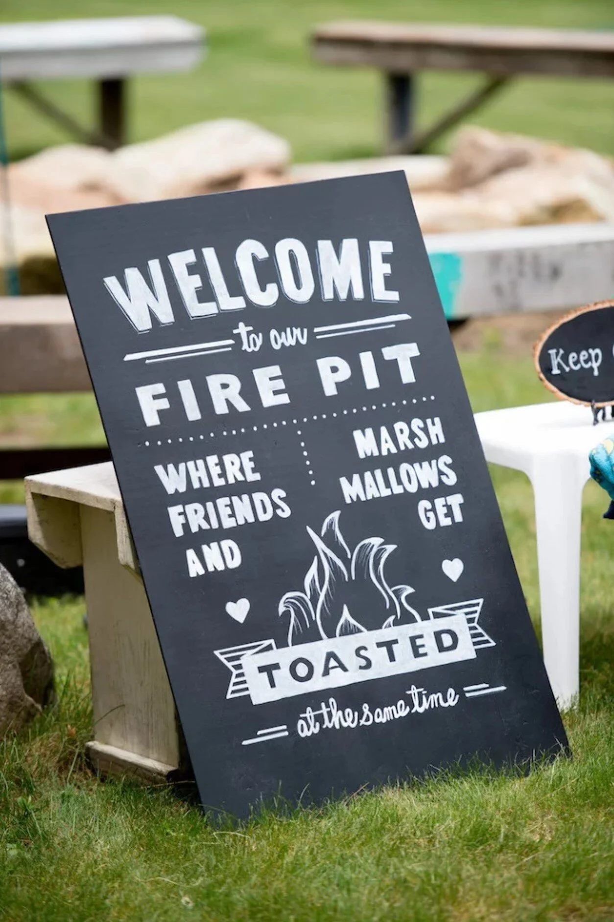 5 Hilarious Wedding Day Signs That Guests Will Love Probably