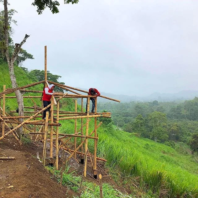 Great progress on building and earthworks projects last week. We worked together with Ecuadorian and United States students to teach keypoint mapping techniques and bamboo building to make a chicken coup and the lookout pictured here. #sustainabletec