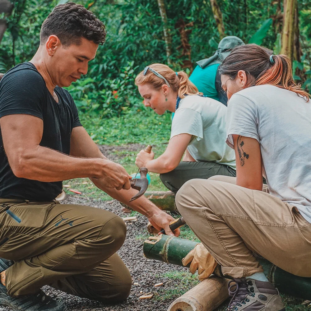 Learning some basic bamboo joints with the best instructor, architect Jorge Loor @jloooor ! 

Students from our CalPoly group are getting some practice at carving some fish-mouth and flute-mouth joints for guadua bamboo. A fish-mouth joint is typical