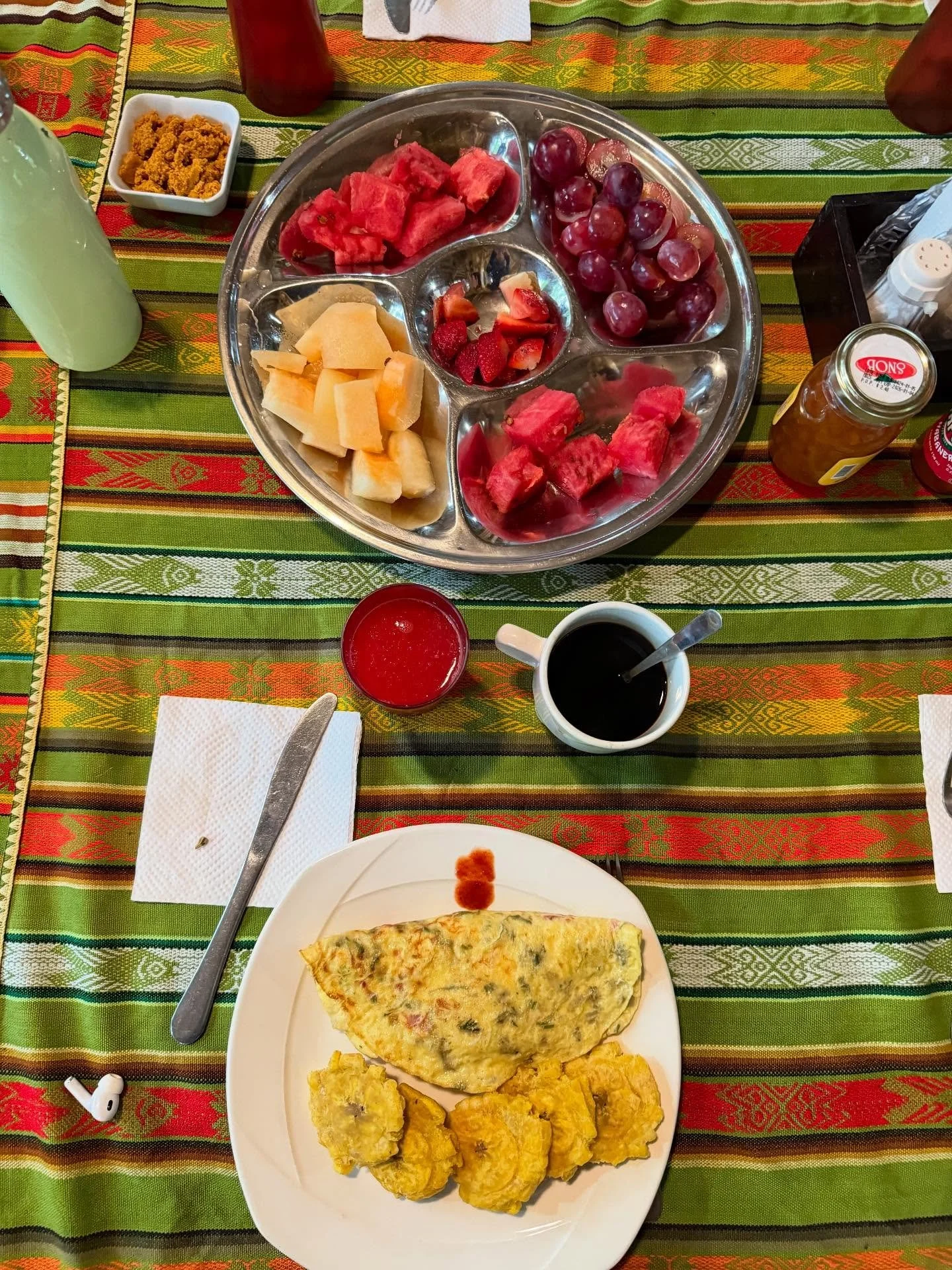 Day 3!
-Maintaining a new syntropic plot at a farm where RFI trained local farmers on syntropic agroforestry!
-Learning the skill of grafting on baby cacao plants 🌱 
-Bamboo harvesting (and carrying up the hill 💪
-chiseling fish mouths for bamboo c