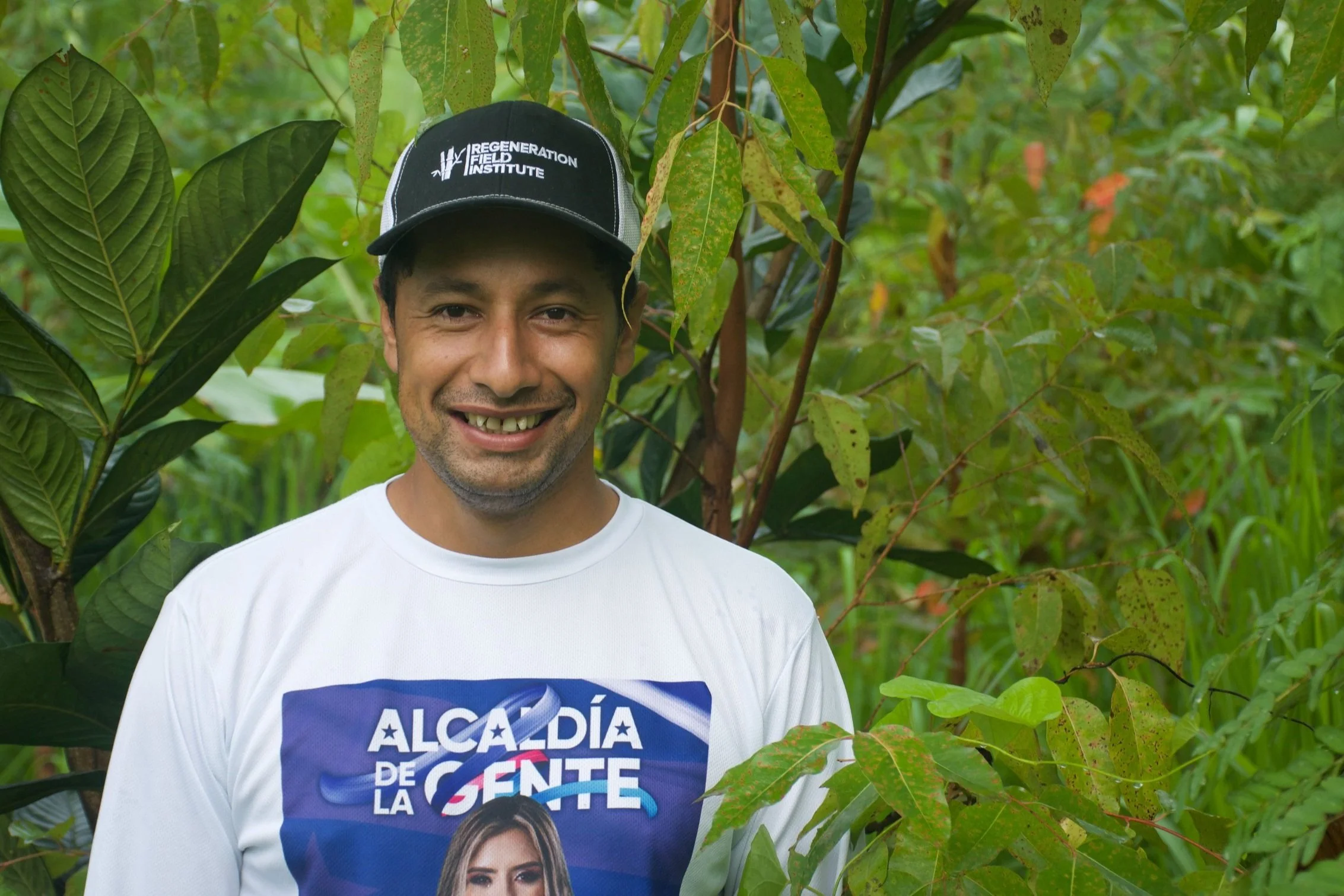 Darwin Olmedo working at Los Arboleros Farm.