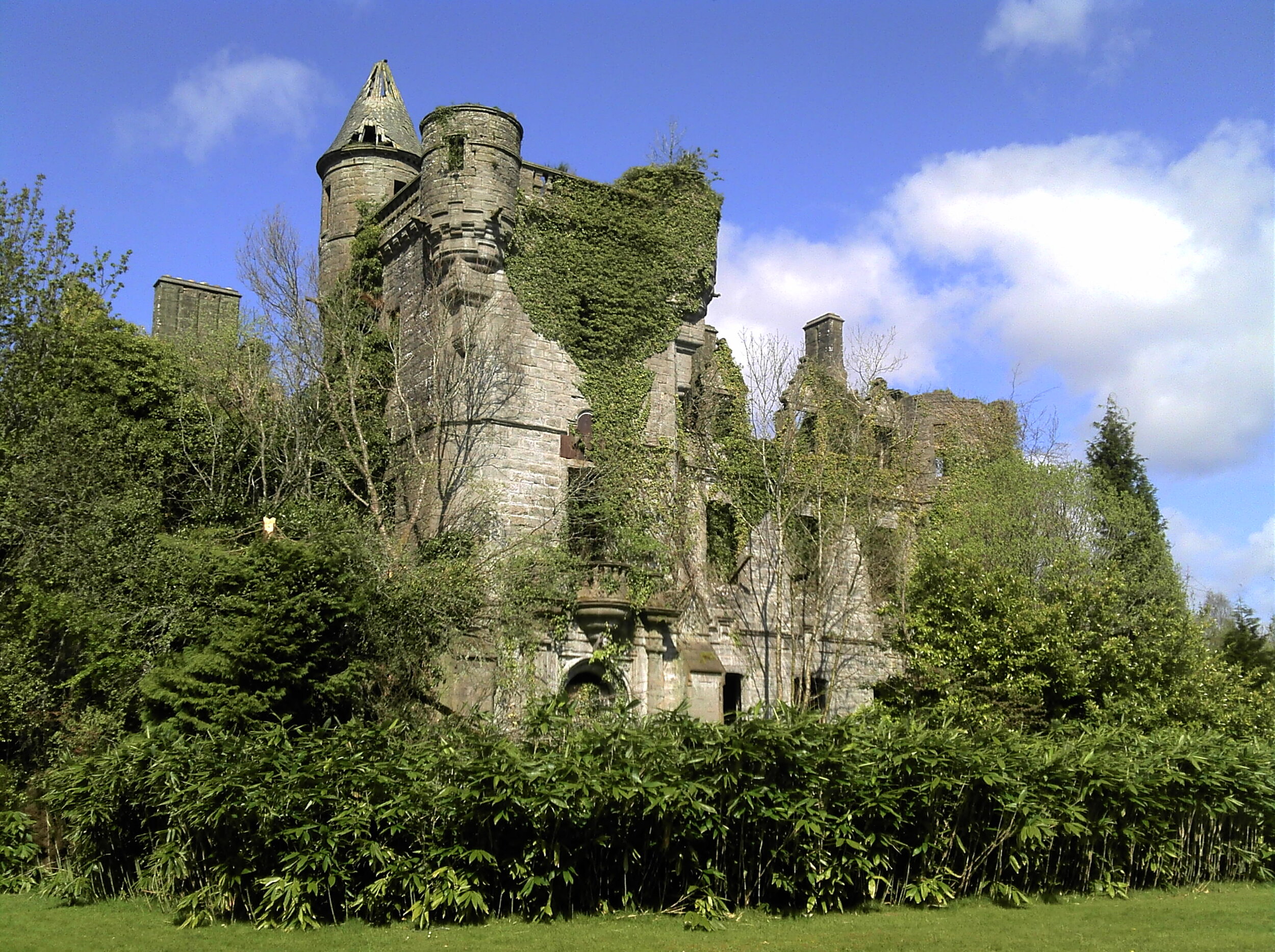 Buchanan_Castle_in_2012_-_Eastern_Elevation.jpg