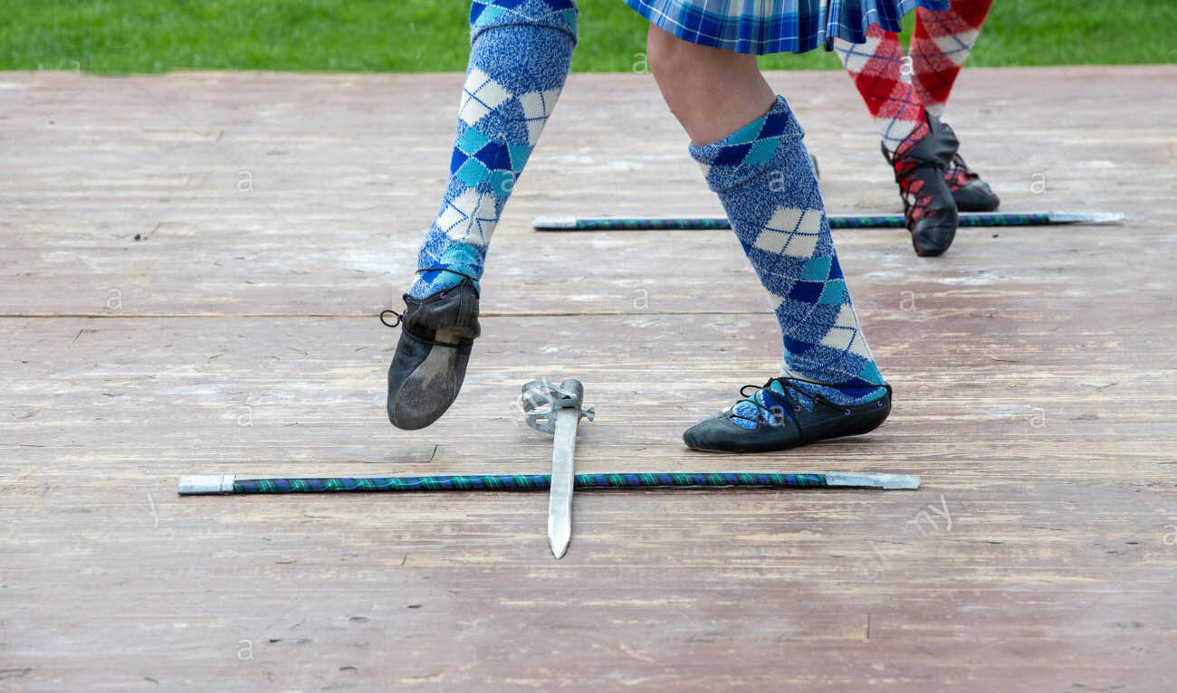 highland-sword-dance-young-highland-dancing-girls-at-the-peebles-highland-games-peebles-scottish-borders-scotland-2A06KG7.jpg