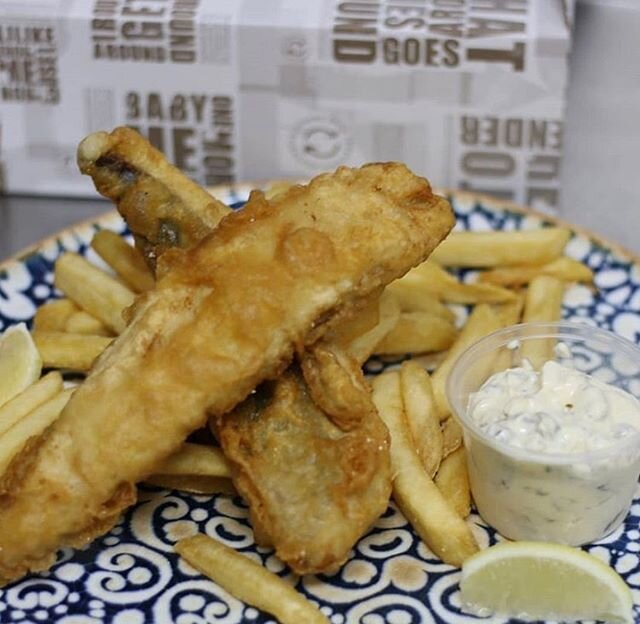 Delicious fish and chips, the perfect easy meal for your weekly lunch or dinner! w/ classic Aussie chips &amp; chunky tartare sauce! Add a fattoush salad for only $5!!
~
Available dine-in or takeaway, all week long!! #dory #fish #freekah #annangrove 