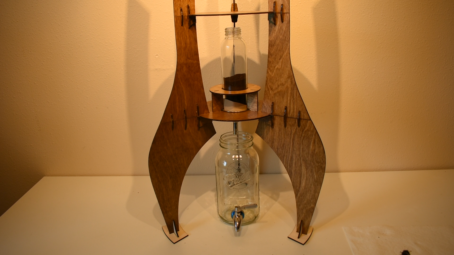 Mounting the coffee grounds jar