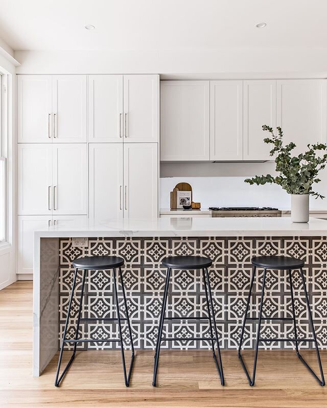 Mosman project completed ✔️ classic shaker detail with integrated fridge, appliance unit with pocket doors and plenty of storage. The clients opted for tiles on the front of the bar back and we think it was pretty effective 🙌🏼