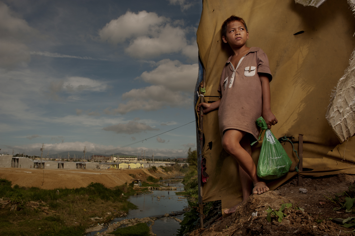  Street child in the slum of Quezon City, Manila / Philippine  