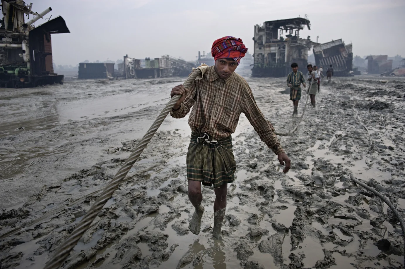 Manual shipwrecking, Chittagong / Bangladesh - 2010