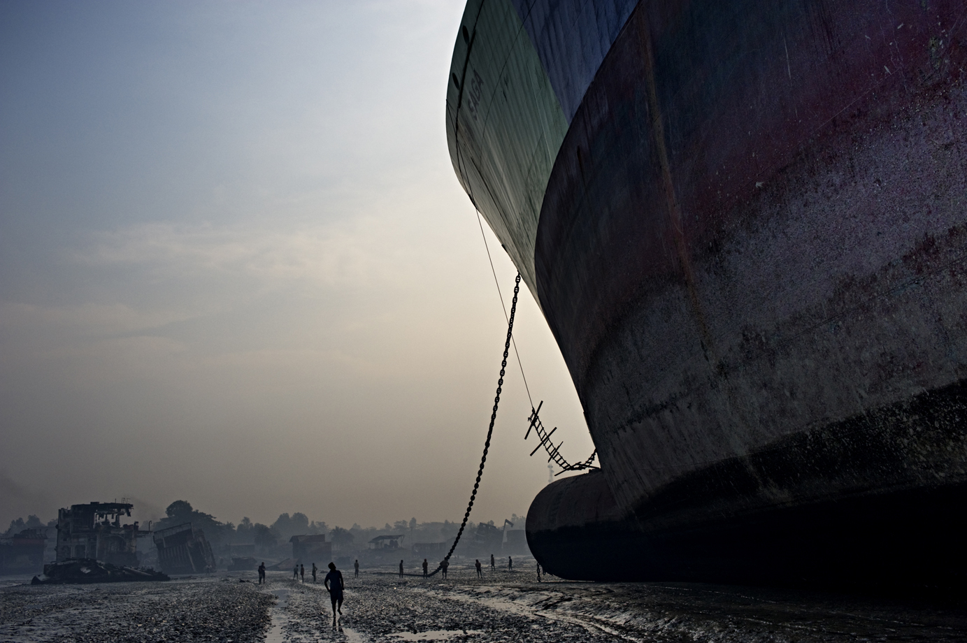 Manual shipwrecking, Chittagong / Bangladesh - 2010