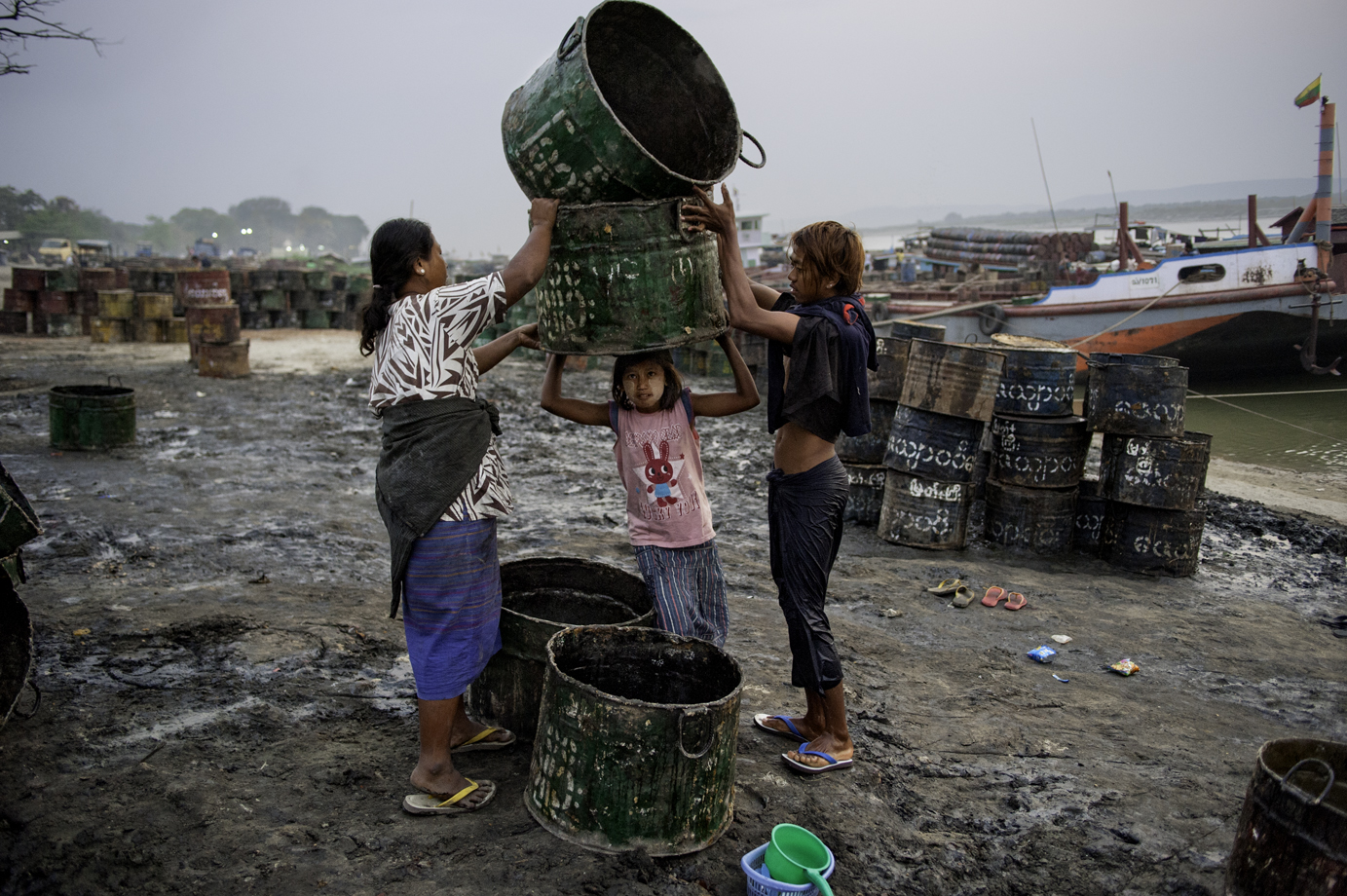  Child labour on the docks of Irrawaddy river / Burma - 2012 
