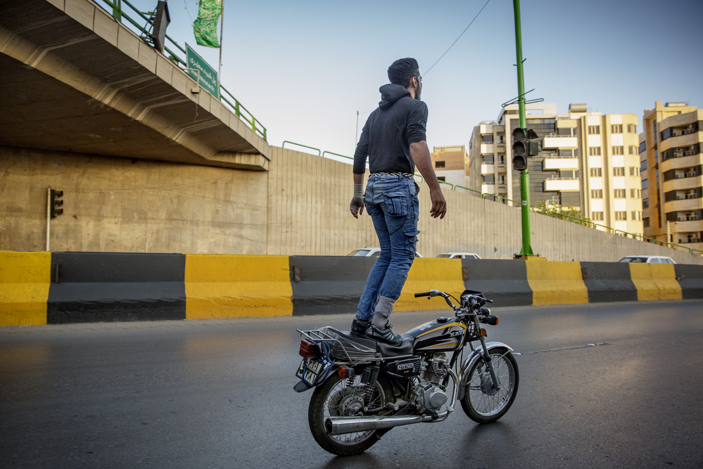  Motorcycle rider makes daring stunts with his bike on Tehran's highway / Iran 