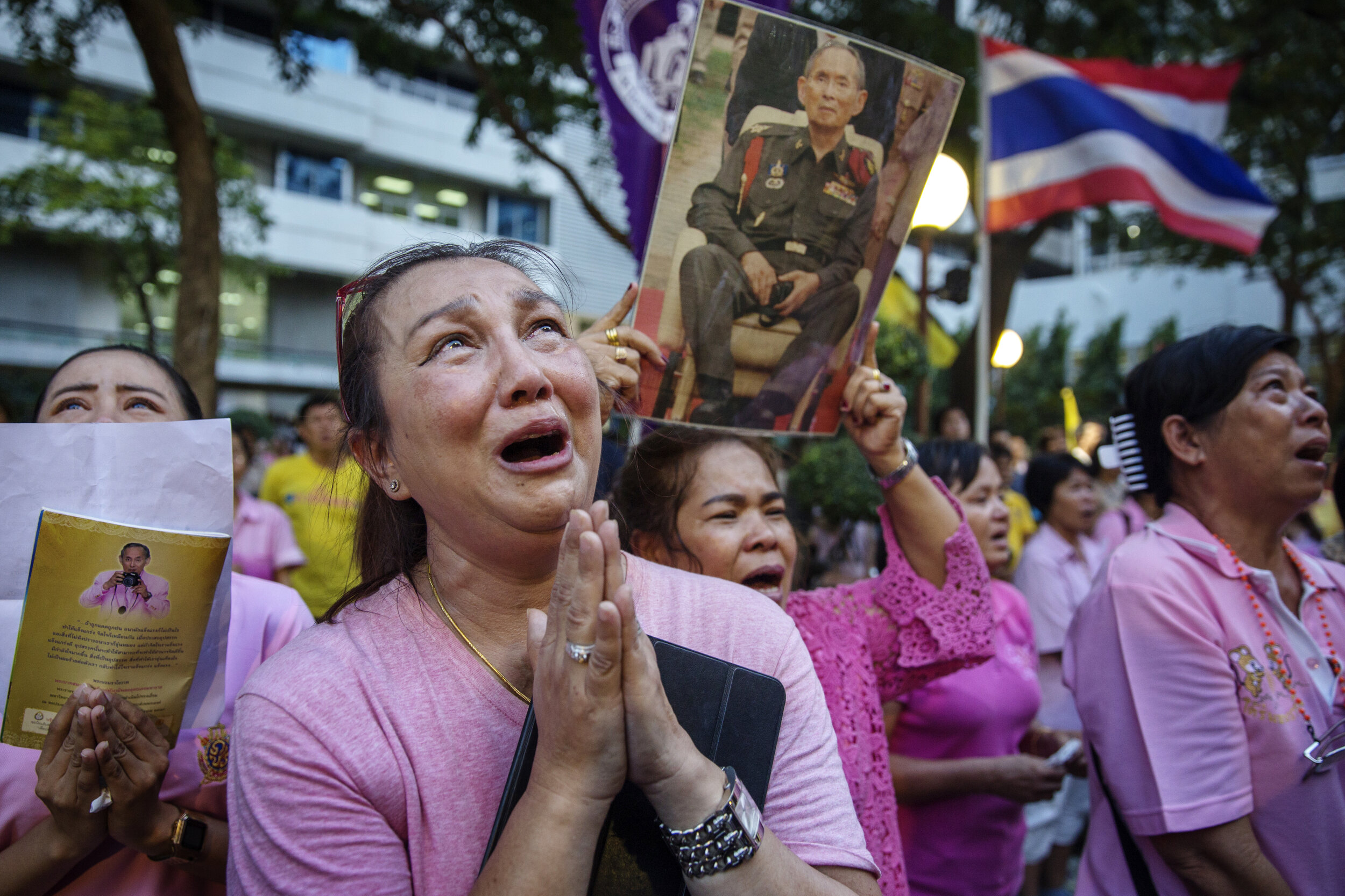  Subjects mourn outside the hospital when the announcement that Thailand's former king, Bhumibol Adulyadej, passed away on October 13, 2016, Bangkok / Thailand. 