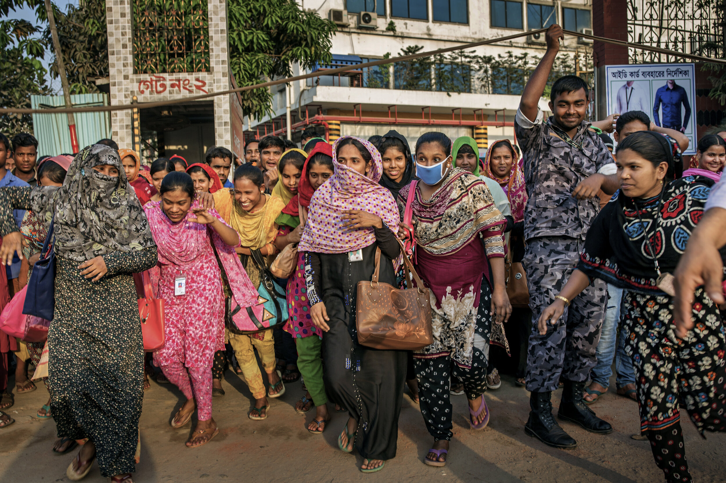  Female workers rush out from a sweatshop at the end of the working day, Dhaka / Bangladesh 2017. 