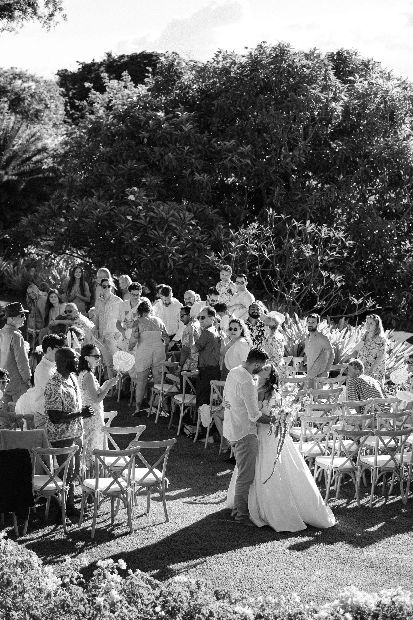 A stunning Oahu Wedding in Black & White