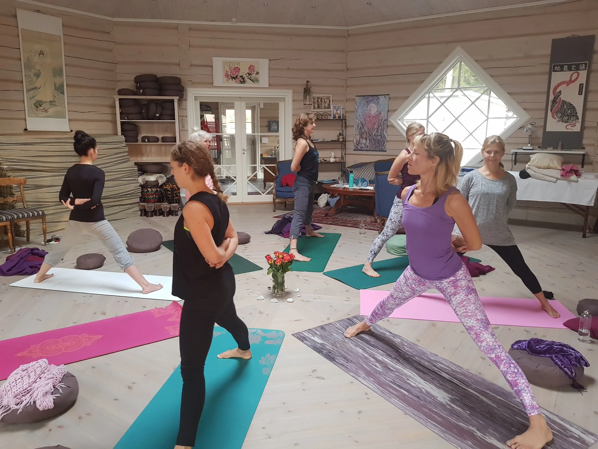 Jenny leder ett pass i Globalyoga.
