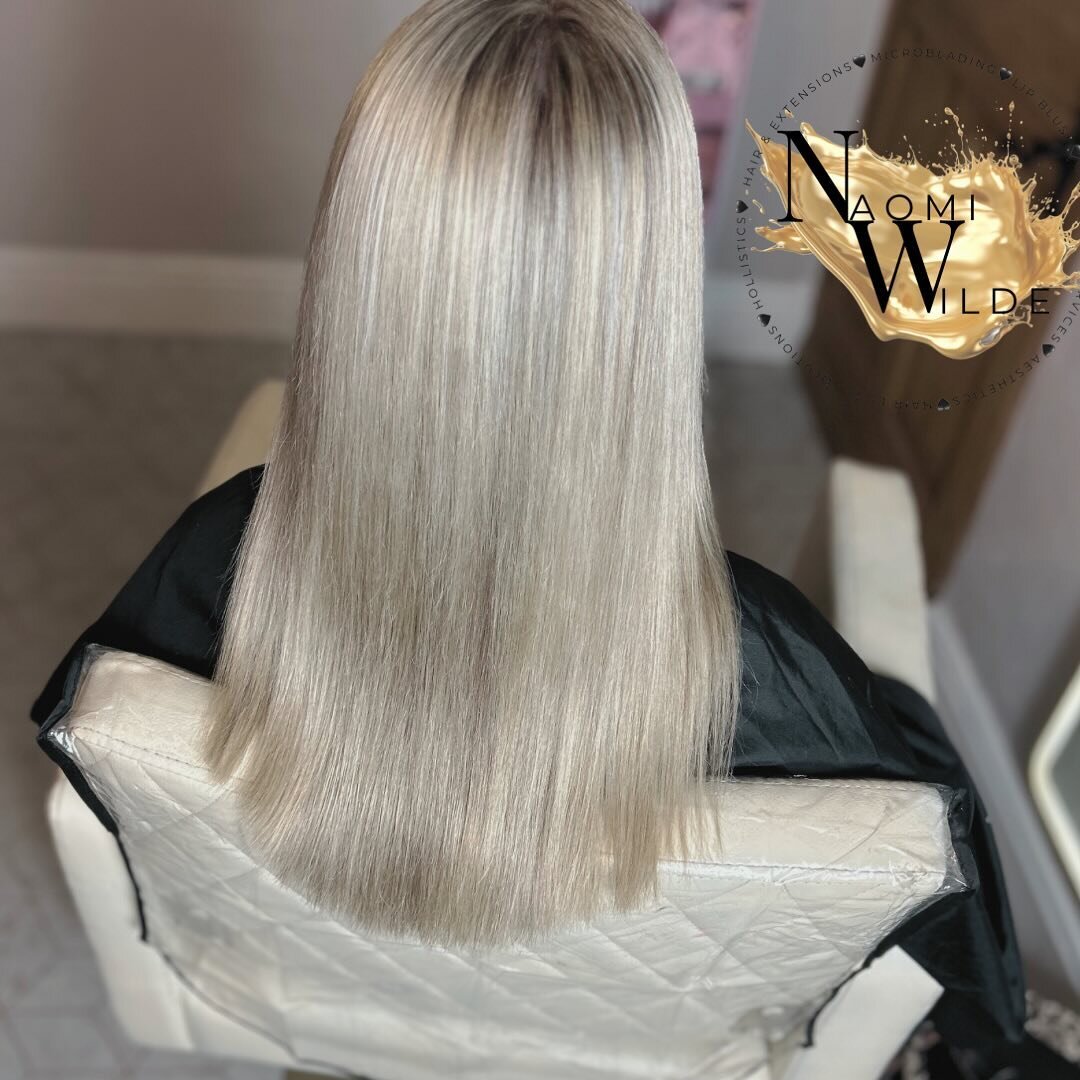 Icy cool ❄️ packed in those foils all over and toned to a dreamysilver ash blonde 😍

Kept healthy with wella plex &amp; blondex bleach
@salonhaireveryday styling products 
k18
@goldwelluki bond repair shampoo &amp; conditioner 

#hair#blonde#icyblon