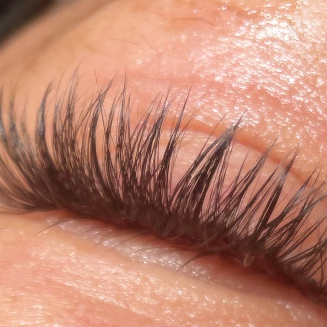 Up close 👀 
I use only the best quality , soft , fluffy lashes to mimic natural lashes, over 16 years lashing I&rsquo;ve tried and tested many products to give you the best possible retention &amp; most beautiful results 🙏🏻

#lashextensions #lasha